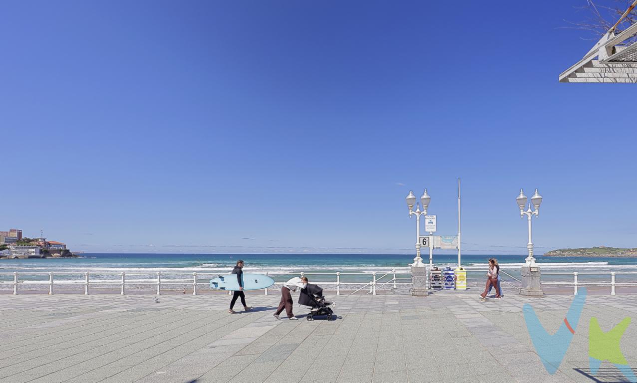 ?? Luminoso piso en Gijón con espectaculares vistas al mar. Dispone de terraza y balcón para disfrutar del entorno, amplio salón con cocina americana integrada, tres habitaciones una de ellas con baño en suite, un segundo baño completo y práctico y un cuarto de lavandería. Ubicación ideal, con parking público a escasos metros del portal. Una vivienda cómoda, moderna y perfecta para vivir junto al mar. ? Oportunidad única de adquirir un piso luminoso, listo para entrar a vivir, todo exterior, con calefacción y agua caliente de gas y un amplio ascensor. No tiene barreras arquitectónicas. Gastos e impuestos no incluidos en el precio. A título orientativo, en segundas transmisiones, el comprador abonará el Impuesto sobre Transmisiones Patrimoniales (ITP). Para consultar los porcentajes del ITP en Asturias puede hacerlo a través de la web oficial de servicios tributarios del Principado de Asturias https://sede.tributasenasturias.es/sites/sede/default/es_ES/Que-quieres-hacer/Transmisiones-Patrimoniales-y-AJD. La base imponible será el mayor valor entre precio de compraventa, tasación o valor de referencia catastral. Gastos de notaría y registro según aranceles variables según precio, número de copias y complejidad.  El comprador escoge libremente notario. El vendedor asume la plusvalía y el resto de gastos son del comprador. Si se precisa hipoteca: Tasación, condiciones y costes bancarios según entidad elegida por el comprador; así como los gastos de gestoría y cualesquiera otros inherentes a la formalización de la compraventa. De acuerdo con la ley, no se incluyen en el precio otros gastos o tributos que legalmente correspondan al comprador. Honorarios de intermediación inmobiliaria a cargo del vendedor y honorarios de mediación inmobiliaria del 2% más I.V.A. con un mínimo de 2.000 + IVA a cargo del comprador. El consumidor tiene derecho, conforme a la normativa vigente, a disponer de información y documentación adicional relativa al inmueble y condiciones de la compraventa, accesible en la sede física o mediante correo electrónico de la Agencia cuyos datos de contacto aparecen en la página web. La agencia actúa exclusivamente como intermediaria en la operación. Cualquier compraventa y sus condiciones quedan sujetas en todo caso a la aceptación expresa del vendedor del inmueble y a la posterior formalización del correspondiente contrato. El presente anuncio tiene carácter meramente informativo; la información suministrada se corresponde con la disponible a la fecha de publicación, pudiendo variar en función de las circunstancias o actualizaciones legales, contractuales y fiscales.
