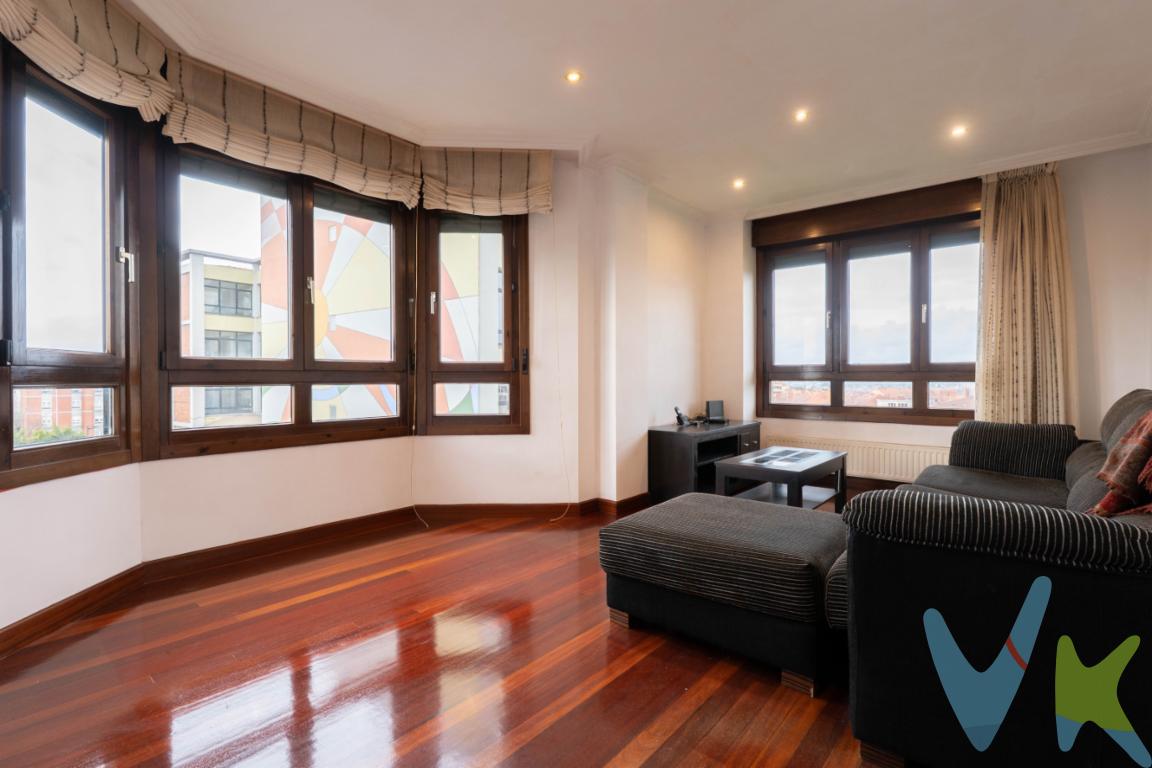 Impecable piso de tres dormitorios, salón, cocina, dos baños uno de ellos en suitte, garaje y trastero al que se accede directamente desde el ascensor entre el colegio de los Pericones y el de Monte Deva ( antiguas Ursulinas), piso totalmente exterior, con una fantástica orientación lo que le garantiza luz todo el día. El piso dispone de dos baños uno con plato de ducha y otro con bañera y una cocina totalmente equipada. Buenos materiales y buena construcción, sin el agobio de vivir en el centro pero a un paso de todo.La vivienda tiene unas vistas preciosas al Parque de los Pericones y a a la Universidad Laboral.Si quieres verlo no tienes mas que llamarnos estaremos encantados de enseñartelo.En el precio no se incluye el impuesto de transmisiones ni los gastos de notaria y registro.