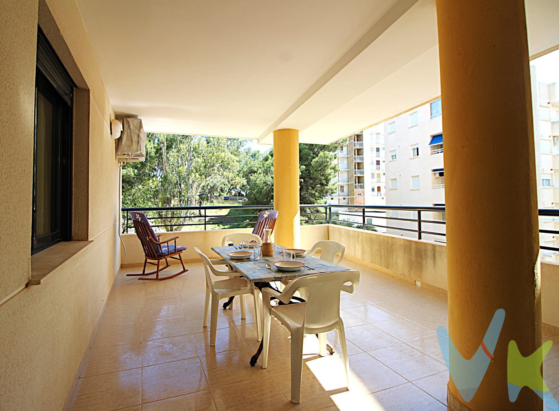Este magnífico inmueble, ubicado en la segunda planta de un edificio construido en 2002, ofrece todas las características necesarias para disfrutar plenamente de la vida junto al mar. Nada más entran nos encontramos un amplio armario a medida, una cocina equipada con todos los electrodomésticos necesarios y galería con zona de lavado y almacenaje, dos baños completos, uno con bañera y otro con plato de ducha, tres habitaciones con armarios empotrados, ideales para familias o para quienes les gusta recibir visitas, así como un amplio salón comedor desde el que se accede a una maravillosa terraza esquinera, lugar perfecto para disfrutar de la brisa del mar, la tranquilidad y el relax en las calurosas tardes de verano. Además para una completa comodidad dispone de plaza de parking y trastero. El residencial cuenta con zona de ducha y baños para dar servicio a la piscina comunitaria.  ¡ LA VIVIENDA IDEAL DE PLAYA!. La Concha, con forma de bahía, te ofrece un mar en calma apto para todos los públicos. Columpios y toboganes; hamacas y sombrillas te esperan. Completamente accesible, la playa de La Concha es también el centro de las actividades lúdicas. Un bello atardecer prolongará tu estancia hasta la hora del aperitivo y un cielo plagado de estrellas espera tu paseo nocturno. Esta maravillosa playa cuenta con los distintivos de Bandera Azul, ISO14001, SICTED (Sistema Integral de Calidad Turística en Destino) y “Q” Qualitur. Los metros útiles son aproximados. Este inmueble es en exclusiva, con lo que le facilitamos cualquier información sobre la vivienda. Por este motivo, solicitamos no molesten al propietario, ocupantes de la propiedad, vecinos o conserje de la comunidad. . Muchas gracias por su comprensión. El precio indicado puede sufrir variaciones. En todos los casos los precios expuestos son más impuestos y gastos derivados de la transmisión del inmueble.