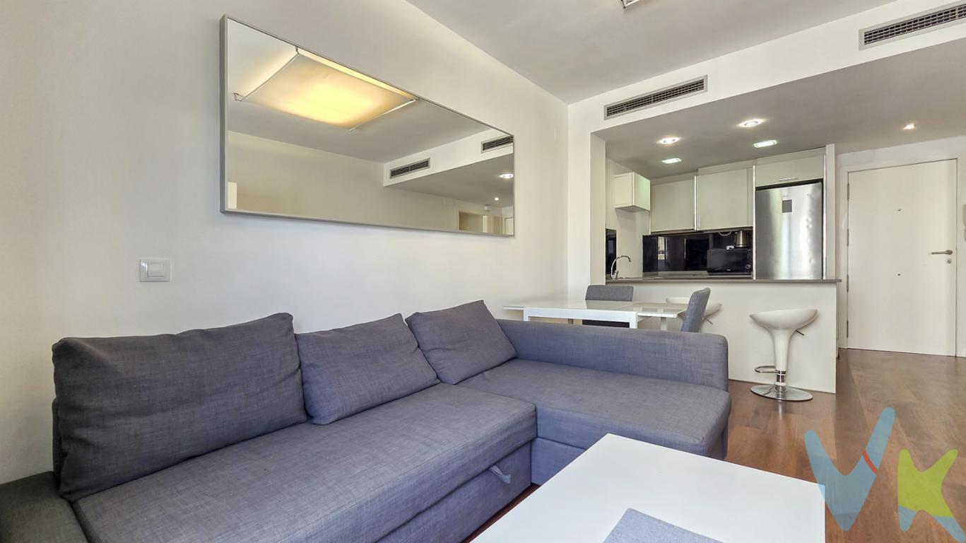 🏡 Vive el encanto del centro histórico de Valencia RACASA TORRES DE QUART presenta esta magnífica vivienda en venta en el corazón de El CarmeUbicada a escasos metros de la Plaza del Tossal y las emblemáticas Torres de Quart, esta propiedad es ideal para quienes buscan una vida urbana llena de historia, cultura y comodidad.Con una superficie útil de 50 m² (55 m² construidos), el piso se encuentra en la cuarta planta de un edificio con ascensor, construido en 1981 y perfectamente conservado. Su distribución ofrece un ambiente acogedor y funcional: amplio salón comedor con cocina integrada, una espaciosa habitación, un baño completo y un balcón corrido que aporta luz y ventilación natural.La vivienda cuenta con detalles que marcan la diferencia: climatización por conductos frío/calor, suelo de parquet, carpintería climalit y armarios empotrados, lo que garantiza confort y eficiencia en el día a día.La ubicación no podría ser mejor. Situado en una de las zonas más emblemáticas de Valencia, El Carme, este piso está rodeado de vida, historia y una vibrante oferta cultural y gastronómica. A pocos minutos a pie encontrarás bares, restaurantes, tiendas y algunos de los monumentos más importantes de la ciudad. Además, dispone de excelentes conexiones con el transporte público: estaciones de tren, metro y autobuses muy cercanas aseguran una movilidad cómoda dentro y fuera de la ciudad.Una vivienda ideal tanto para quienes buscan su hogar en el centro de Valencia como para inversores que desean apostar por una zona con gran proyección y demanda.📞 Para más información o concertar una visita, llámanos al 607 141 035. No dejes pasar esta oportunidad única de vivir donde todo sucede.La oferta está sujeta a cambios de precio o retirada del mercado sin previo aviso. Este anuncio en su conjunto, incluyendo textos, fotos, imágenes o cualquier otro contenido del mismo, no es vinculante dado que la información es ofrecida por terceros y puede contener errores. Se muestra a título informativo y no contractual.Número de Registro de Agentes de Intermediación Inmobiliaria de la Comunidad Valenciana: RAICV-1405.  El precio no incluye lo siguiente: honorarios de la agencia inmobiliaria, impuestos (IVA, ITP) y otros gastos de la Compraventa (notaria, gestoría y registro).  