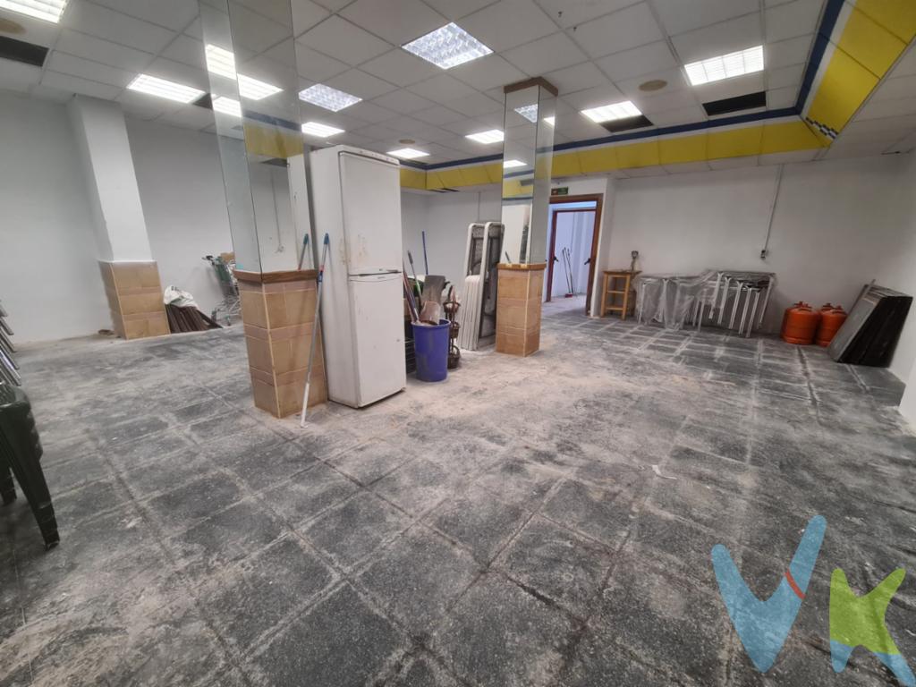 Local comercial en el Centro de Aldaia, en calle de mucho paso de gente, rodeada de todos los servicios CARACTERÍSTICAS : 132mts²planta baja comercial diáfanaluz de altatecho desmontablepersiana con motorpre-instalación aire acondicionado por conductos IDEAL PARA COMERCIO O PARA ALMACÉN  LOS IMPUESTOS, GASTOS DE NOTARÍA, REGISTRO Y GASTOS DE AGENCIA NO ESTÁN INCLUIDOS EN EL PRECIO DE VENTA. 