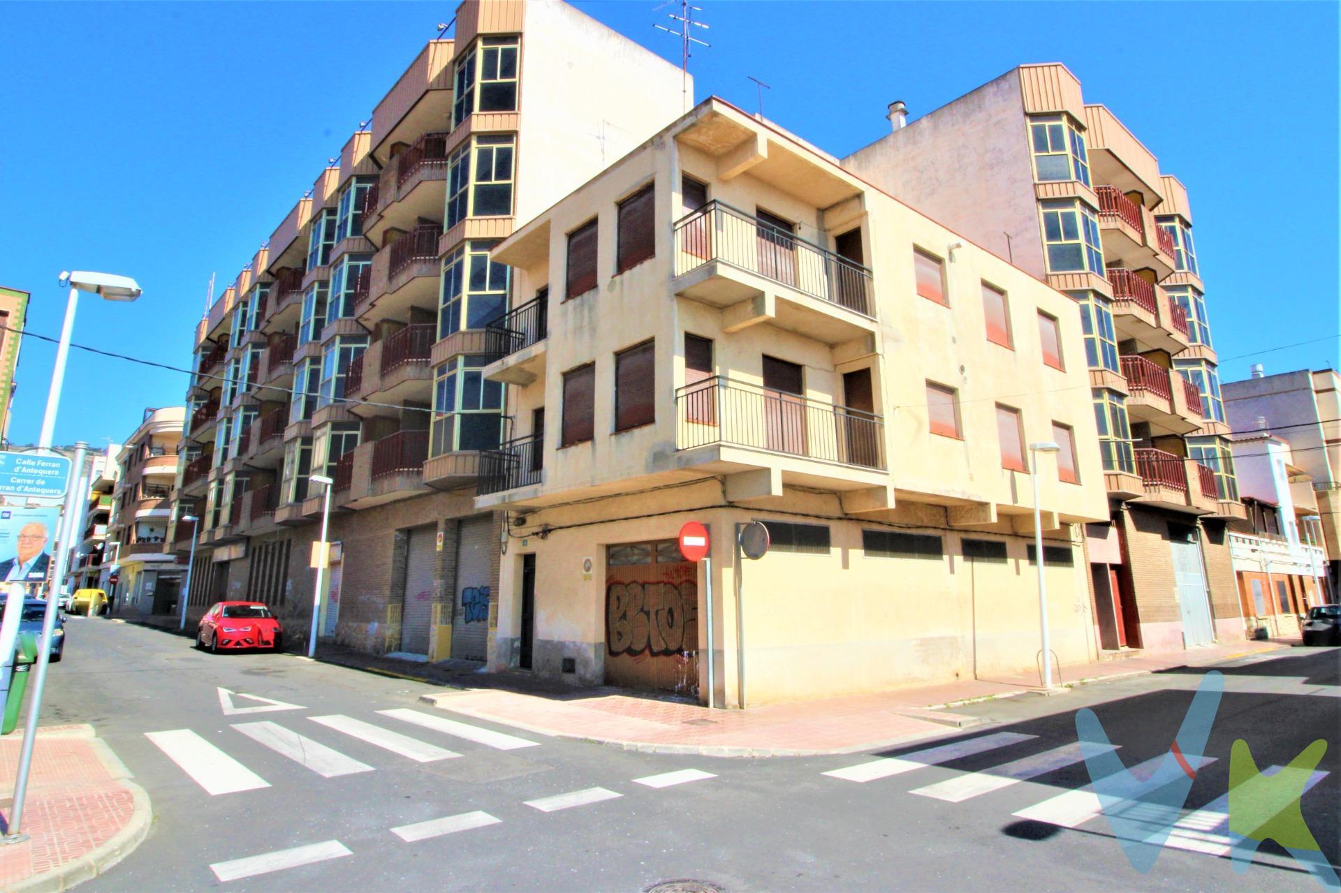 Se vende edificio completo para rehabilitar en muy buena zona del pueblo, esquinero, con mucha luz y vistas despejadas a ambas calles. El edificio esta distribuido en almacen-garaje con vado,  dos viviendas independientes, una por planta las cuales disponen cada una de tres habitaciones dobles con armarios empotrados, baño completo grande, cocina independiente con despensa y salida a un balcón  y amplio salón comedor con salida a dos balcones, uno que da a la calle Ferran D´Antequera y el otro a calle Pizarro. En la tercera planta tiene una terraza- solarium con hueco y opción de instalar una máquina elevadora/ ascensor ya que también tiene el hueco en la escalera. Solo tiene luz en la escalera, pero tiene preparado el cuarto de contadores nuevo y agua solo en la segunda planta. Los metros útiles son aproximados.,. Este inmueble es en exclusiva, con lo que le facilitamos cualquier información sobre la vivienda. Por este motivo, solicitamos no molesten al propietario, o vecinos. . Muchas gracias por su comprensión. El precio indicado puede sufrir variaciones. En todos los casos los precios expuestos son más impuestos y gastos derivados de la transmisión del inmueble.