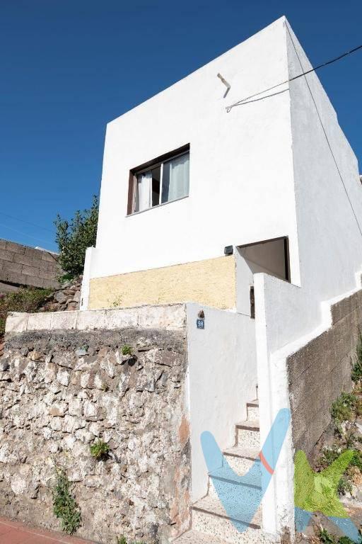 Casa con vistas a las montañas en Arure – Valle Gran Rey, La Gomera. Se vende acogedora vivienda situada en Arure, un núcleo tranquilo y con encanto perteneciente a Valle Gran Rey, en la isla de La Gomera. Una zona especialmente valorada por su entorno natural, su silencio y sus impresionantes paisajes de montaña. La propiedad se encuentra rodeada de naturaleza, con vistas abiertas a las montañas, en un entorno de absoluta calma, ideal para quienes buscan privacidad, aire puro y calidad de vida. Arure es conocido por su carácter auténtico, su clima agradable y su conexión directa con rutas de senderismo y espacios naturales. La vivienda cuenta con una habitación doble, baño completo y una zona de estar con cocina integrada, bien aprovechada y funcional. Es una casa cómoda, de fácil mantenimiento y con múltiples posibilidades de uso: vivienda habitual, segunda residencia o inversión. A pocos minutos en coche se encuentran las playas, servicios y zonas comerciales de Valle Gran Rey, lo que permite disfrutar de la tranquilidad del entorno rural sin renunciar a las comodidades. Una excelente oportunidad para quienes desean vivir o invertir en un entorno natural privilegiado, en una de las zonas más auténticas y demandadas del sur de La Gomera. ¡No pierdas la oportunidad de visitarlo y descubrir todo lo que ofrece!. Datos meramente informativos, sin valor contractual. Impuestos y gastos de transmisión no incluidos en el precio de venta.