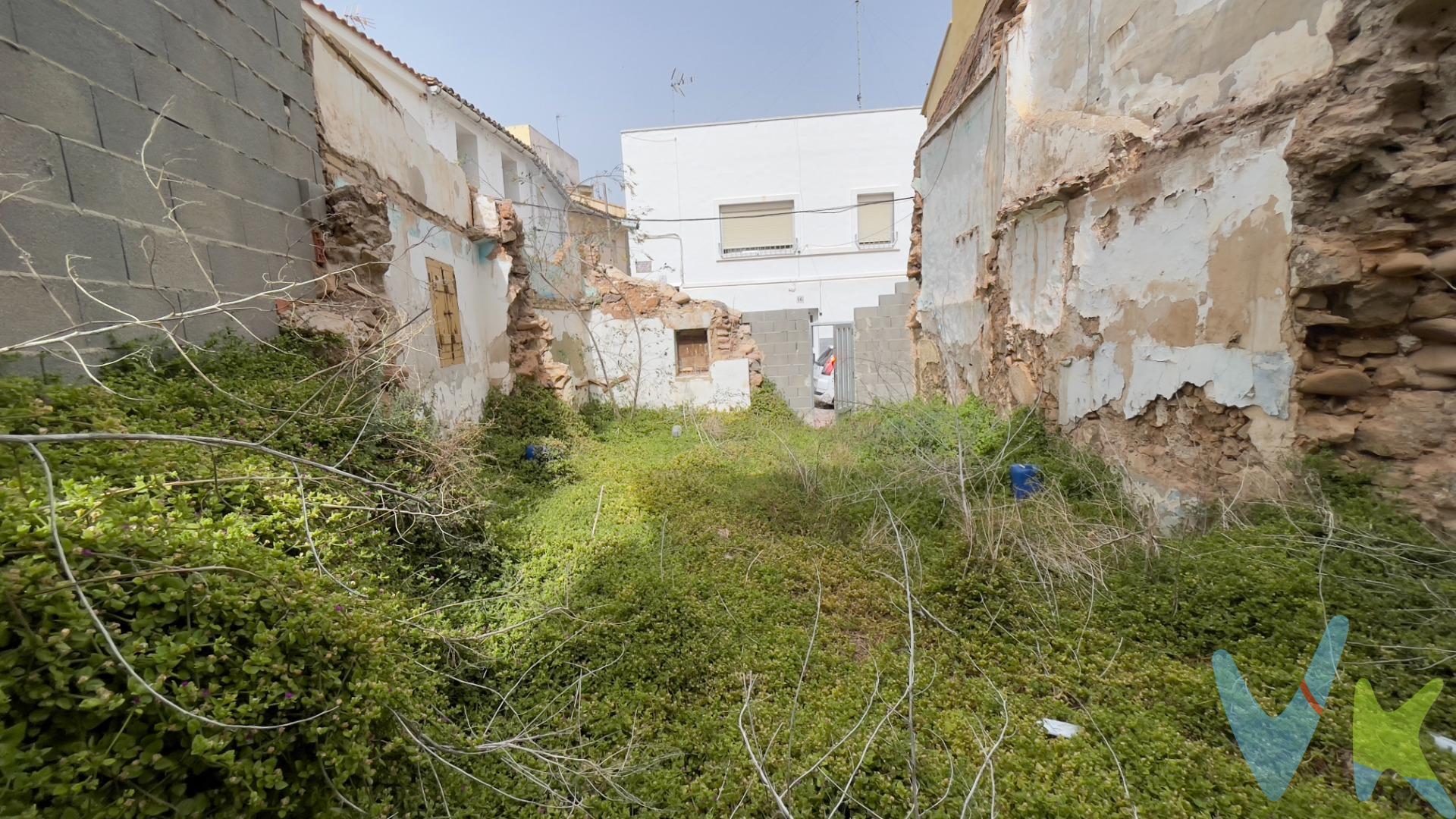 Se vende parcela en una ubicación inmejorable de Sagunto, cerca del emblemático Castillo. Disfruta de la tranquilidad y el encanto histórico de esta zona, con vistas espectaculares y un entorno lleno de historia y cultura. Características de la Parcela. Superficie: 130 m2 de planta. Terreno: Llano y listo para construir. Acceso: Fácil acceso ya que es esquina . Servicios: Conexión a agua, luz y alcantarillado disponibles. Construcción Permitida: Posibilidad de construir una casa de 130 m² por planta de hasta una finca de 3 alturas . Potencial de Construcción. Esta parcela es perfecta para desarrollar una vivienda unifamiliar de 130 m² de planta. Imagina diseñar y construir la casa de tus sueños, con un diseño moderno y todas las comodidades que siempre has deseado. Además, la proximidad al Castillo de Sagunto te garantiza unas vistas impresionantes y un ambiente lleno de historia. También sirve para inversores donde puedes construir una pequeña finca de 3 alturas con pisos de 100 m2/ud y  hasta 3 unidades . Entorno y Servicios. Cercanía: A pocos minutos del centro de Sagunto y sus servicios, como supermercados, colegios y centros de salud. Transporte: Bien comunicado con transporte público y acceso rápido a las principales vías de comunicación. Ocio y Naturaleza: Rodeado de rutas de senderismo, parques naturales y zonas de recreo. Contacta con Nosotros. No dejes pasar esta oportunidad única. Para más información o para concertar una visita, no dudes en ponerte en contacto con nosotros. ¡Haz realidad tu sueño de construir una casa como tu quieras,  en una ubicación privilegiada de Sagunto!. Estos Precios no incluyen ni proyecto ni gastos de inmobiliaria. 