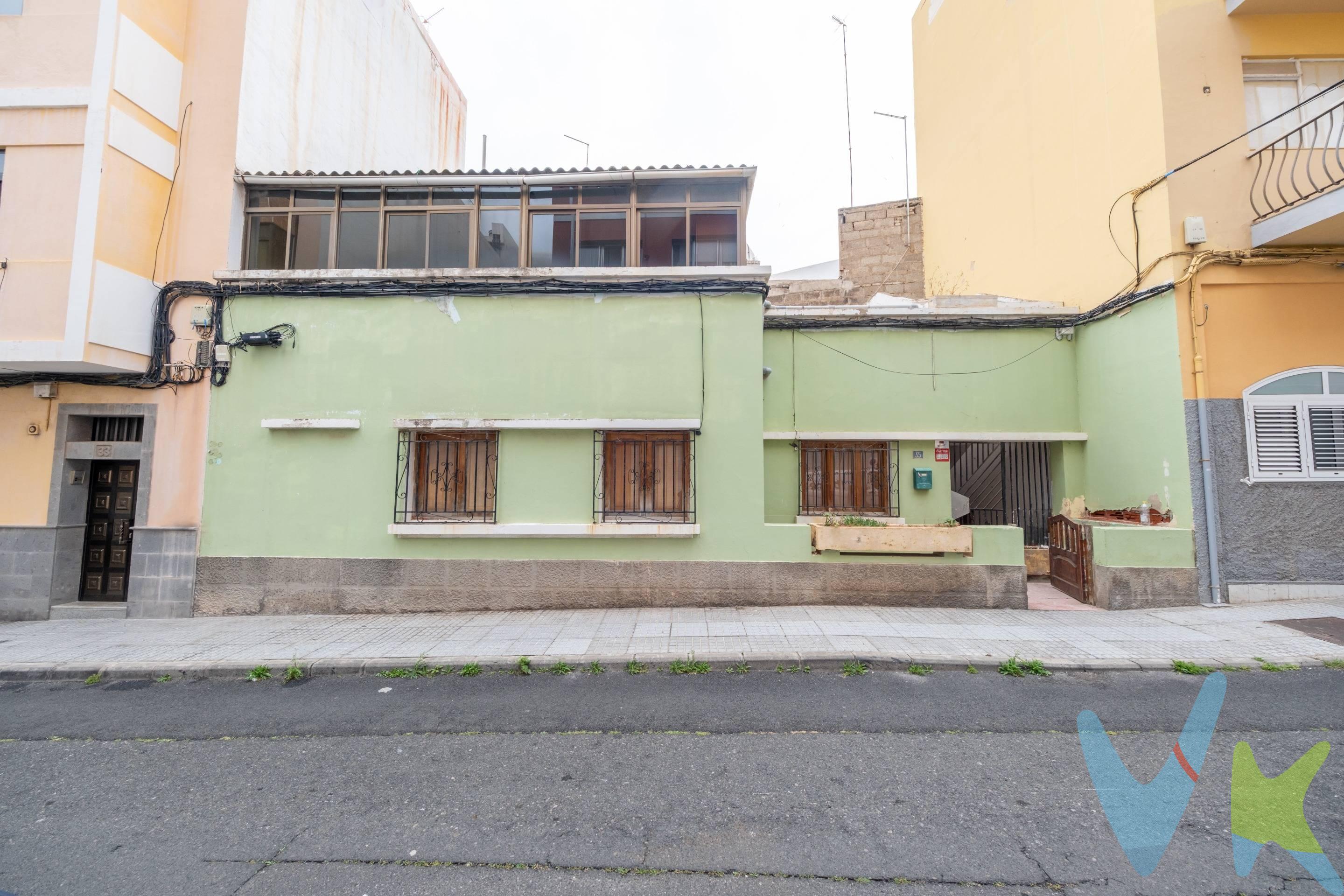 Se vende casa terrera a reformar completamente en Calle Teodoro Golfin 35, Las Palmas de Gran Canaria, ubicada en una zona consolidada con todos los servicios a pocos pasos: supermercados, transporte público, colegios, centros de salud y comercios. La propiedad cuenta con 4 dormitorios y 2 baños, y dispone de 12 metros de fachada, lo que le aporta gran presencia y múltiples posibilidades de reforma o desarrollo. La vivienda tiene acceso directo desde la calle y una agradable terraza en la entrada, además de escalera exterior independiente que conecta con la segunda planta, lo que permite dividir fácilmente la propiedad en dos o más viviendas independientes. Por su configuración y dimensiones, resulta especialmente interesante para pequeños constructores o inversores, con potencial para desarrollar un pequeño edificio residencial o varias unidades. También es una magnífica oportunidad para quien busque crear una amplia vivienda unifamiliar con gran azotea privada, perfecta para disfrutar del clima de la ciudad. Una propiedad con mucho potencial de transformación en una zona urbana bien conectada y con gran demanda.