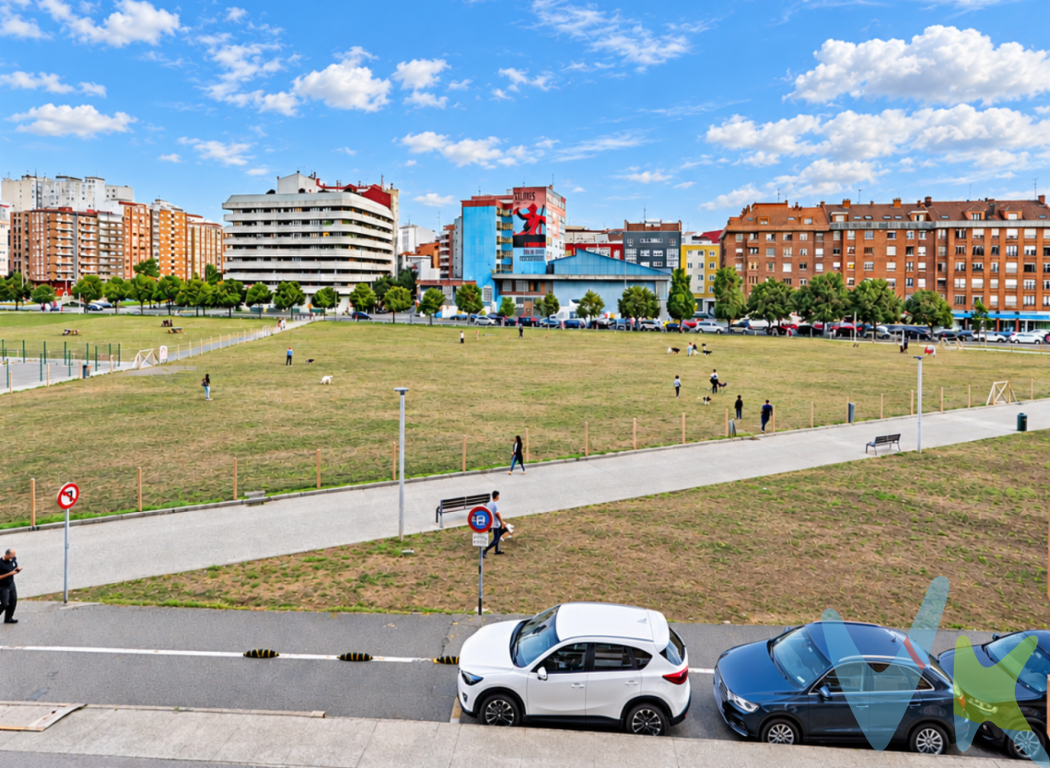 4 DORMITORIOS, TODO EXTERIOR EN GIJÓNUna vivienda para entrar a vivir, con espacio para toda la familia y en una excelente zona de Gijón.En calle Pintor Mariano Moré nº 2 presentamos esta vivienda de aproximadamente 92 m², situada en una segunda planta con ascensor y con una característica especialmente atractiva: es exterior, lo que proporciona una agradable entrada de luz natural a la vivienda.La propiedad cuenta con cuatro dormitorios, una distribución cada vez más difícil de encontrar y perfecta tanto para una familia como para quienes necesitan disponer de espacios adicionales para despacho, zona de estudio o habitación de invitados.Dispone además de dos baños, aportando comodidad y funcionalidad al día a día.La vivienda se encuentra en buen estado y lista para entrar a vivir, permitiendo disfrutarla desde el primer momento sin necesidad de afrontar una reforma integral.Su ubicación es otro de sus puntos fuertes. Se encuentra en una zona consolidada y muy valorada de Gijón, rodeada de servicios, comercios, centros educativos, transporte y todo lo necesario para disfrutar de la ciudad cómodamente sin renunciar al centro y playas.Una vivienda especialmente completa por todo lo que reúne: 92 m², cuatro dormitorios, dos baños, ascensor, carácter exterior,  y lista para entrar a vivir.Una oportunidad para quienes buscan espacio y comodidad sin renunciar a una buena ubicación en Gijón.En las últimas fotografías de este anuncio podrás descubrir una propuesta de reforma realizada mediante home staging virtual con inteligencia artificial, que muestra cómo podría transformarse esta vivienda tras una actualización estética.Ven a conocerla. Puede ser la vivienda que estabas buscando.Se informa a los interesados que el precio de venta indicado no comprende el Impuesto de Transmisiones Patrimoniales (ITP) , los gastos asociados a la compraventa (notaría, registro de la propiedad y otros) ni los honorarios de la agencia inmobiliaria a cargo del comprador.