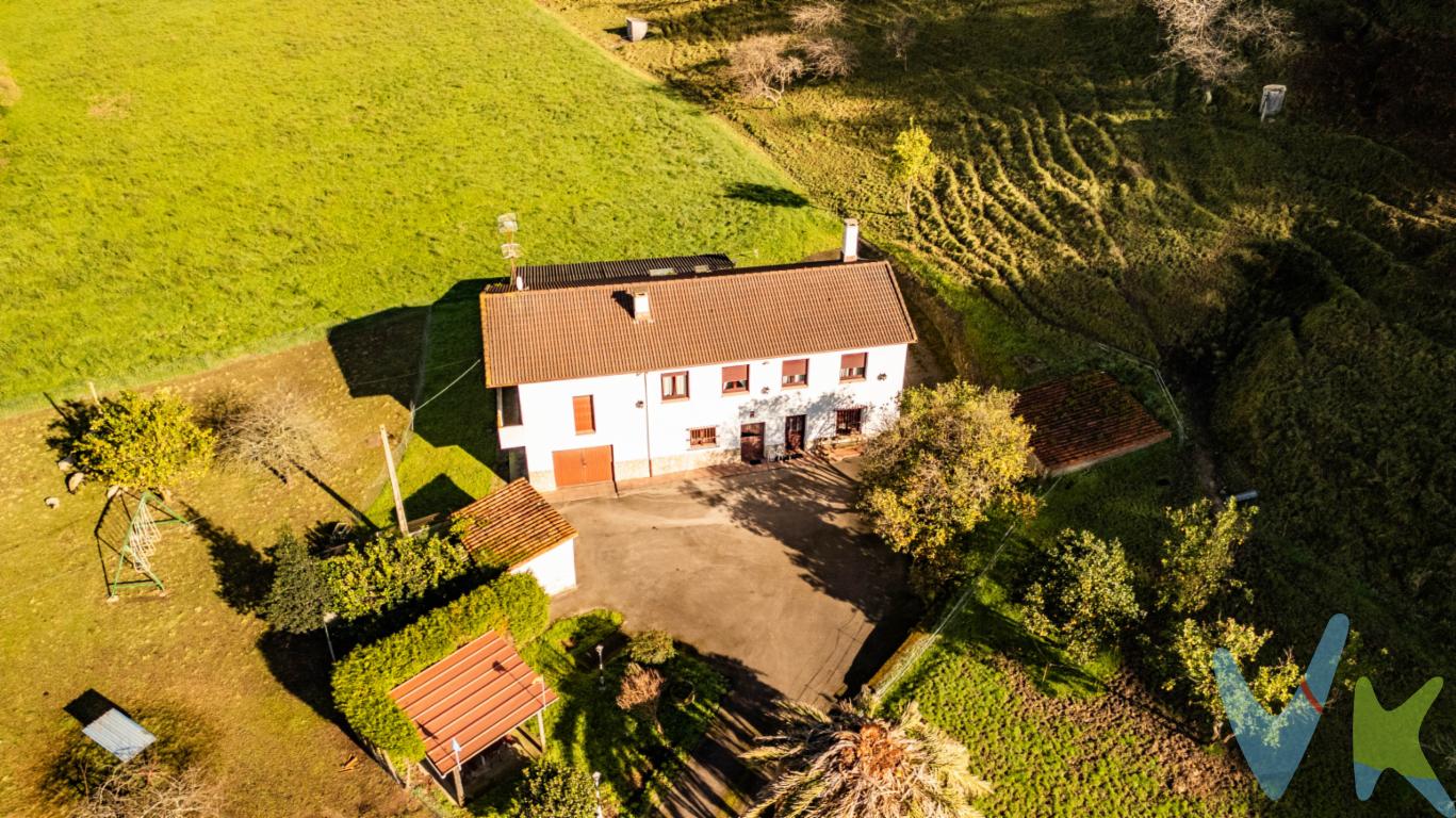 Espectacular propiedad en la zona de Llantones con más de 22.000m2 de parcela, totalmente llana en muchos de sus metros. Dentro de ella tenemos una amplia casa en 2 alturas, con muchas posibilidades de poder ampliarla si se desea. La planta baja, se distribuye en una amplia cocina-comedor, donde poder hacer reuniones familiares con largas sobremesas. Cuenta en esa planta con una pequeña habitación que perfectamente puede hacer las funciones de salita si se desea. Y para completar esta planta baja, tenemos un amplio espacio de más de 40m2 a modo de choco, donde si se desea podemos ambientarlo en un amplisimo salón familiar. Desde esta estancia, accedemos a un baño y a una zona de garaje y otra de almacén. La parte superior de la casa, planta primera, se distribuye en 5 amplias habitaciones, una de ellas con baño incorporado, otro baño, y una pequeña sala que hace las funciones de despacho. La luminosidad es el denominador común de esta parte de la casa, ya que recibe muchas horas de sol al día, gracias a su buena orientación. Existe una última zona que aunque actualmente está en bruto, perfectamente se podría habilitar como zona de juegos o incluso para hacer un pequeño apartamento, y es la estancia en primera planta que estaría justo encima del garaje. Esta zona tiene la ventaja de poder disfrutar de un pequeño balcón donde poder saborear las fantasticas vistas al valle de Llantones, y a la finca particular que rodea a la vivienda. El bonito arroyo que atraviesa la finca de Norte a Sur, le da un encanto único a la propiedad, equiparándola con el mejor rancho mexicano , la famosa Hacienda andaluza o la más conocida ganadería asturiana. Y para que no falte nada en esta fiesta, tenemos en el exterior una bodega de piedra y madera donde mantener a buena temperatura tanto nuestra sidra asturiana como los buenos vinos de mesa, que por cierto, no entran en el precio. No lo dudes más, llámanos y ven a visitar esta esplendida propiedad.En el precio final no están incluidos el Impuesto de Transmisiones Patrimoniales ni los gastos de Notaría y Registro.