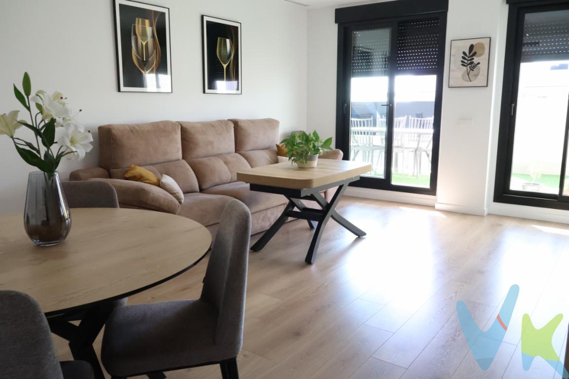  Ático de reciente construcción que combina confort moderno con una ubicación estratégica, ideal para quienes buscan comodidad y cercanía a todo tipo de servicios.Se trata de una vivienda en la cuarta planta de un edificio construido en 2024. Con 69 metros útiles, optimizados para aprovechar cada rincón sin perder amplitud. El diseño contemporáneo destaca por sus acabados actuales y una distribución pensada para familias, parejas o quienes trabajan desde casa.Al acceder, se aprecia un ambiente luminoso gracias a las amplias estancias y a las soluciones de iluminación que realzan cada espacio. Con tres dormitorios, ofrece versatilidad para dormitorios principales, habitaciones de invitados o despacho. Cada habitación recibe suficiente luz natural y dispone de ventilación cruzada para un confort diario.La cocina, de diseño y equipada para facilitar la vida diaria y permite disfrutar de momentos gastronómicos sin desplazamientos largos, con salida a una amplia terraza en la que se ha instalado una zona para el lavado , con una pergola para que puedas organizar reuniones con familia al exterior , muy amplia ¡¡ El salón-comedor, de generosas proporciones, se convierte en el escenario perfecto para reuniones, cenas y relaxed afterwork. Desde aquí se accede a la terraza o a la zona exterior, perfecta para tomar el aire o crear un rincón de ocio.La vivienda cuenta con aire centralizado, tambien con dos baños completos y funcionalidades modernas que elevan la calidado. Además, el ático incluye un garaje privado y un trastero, dos elementos que añaden comodidad, seguridad y capacidad de almacenamiento adicional.Entre las ventajas destacadas, se encuentra la presencia de ascensor que facilita el movimiento entre plantas, especialmente útil para el día a día, cargas, compras o desplazamientos con mayor comodidad. El edificio, recientemente construido, incorpora materiales y acabados actuales que reducen costos de mantenimiento y aportan un aspecto contemporáneo y cuidado.Este ático representa una opción excelente para quienes buscan una vivienda nueva, bien ubicada y con todas las comodidades modernas. La distribución, la luminosidad y la calidad de los acabados se alinean con un estilo de vida cómodo y práctico, pensado para rendir al máximo en el día a día.Si valora la estabilidad de una vivienda nueva, con garantía de construcción reciente y un conjunto de servicios que facilitan la rutina, este inmueble le ofrece una propuesta atractiva. Las visitas son la mejor forma de percibir la sensación de amplitud, la calidad de los materiales y la distribución funcional que propone.Le invitamos a concertar una visita para conocer de primera mano cada detalle: la distribución de los tres dormitorios, la luminosidad natural que inunda las estancias y la comodidad del garaje y el trastero. Descubra por qué este ático puede convertirse en su próximo hogar, con la tranquilidad de una inversión acertada y el apoyo de un equipo profesional dispuesto a acompañarle durante todo el proceso.Gastos de la compraventa a cargo de la compradora no incluidos en el precio del inmueble. A tener en cuenta:-        ITP  con carácter general en Valencia es del 9%, pudiendo corresponderle otro tipo impositivo atendiendo a sus circunstancias personales (por edad, renta, situación familiar, primera vivienda habitual ) previstas legalmente.*Base imponible del impuesto el mayor valor entre el precio de compraventa, la tasación o el valor de referencia catastral-        Gastos de notaría y registro, en su caso, suelen oscilar aproximadamente entre 15% y 25% (aranceles variables según valor de compraventa, número de copias).-        Si tramita la inscripción con una gestoría, deberá abonar sus honorarios más IVA (en este caso suele oscilar entre los 250.-EUR y los 450.-EUR + IVA).-        Honorarios de mediación inmobiliaria a cargo del comprador del 4% del precio final de venta más IVA (21%).Se informa al consumidor que la agencia actúa como intermediaria inmobiliaria en la operación, estando la compraventa y sus condiciones sujeta a la aceptación expresa del propietario y a la posterior formalización mediante el correspondiente contrato.la información de esta publicación no es vinculante y puede contener errores; se muestra únicamente con carácter informativo y no contractual.Este inmueble puede experimentar cambios de precio, descripción o ser retirado del mercado sin previo aviso. AGENCIA INMOBILIARIA cumple con la normativa vigente y acredita su capacitación profesional e identificación RAICV 00116, de acuerdo con el Registro de Agentes de Intermediación Inmobiliaria de la C.V  (Decreto 98/2022 de 29 de julio).