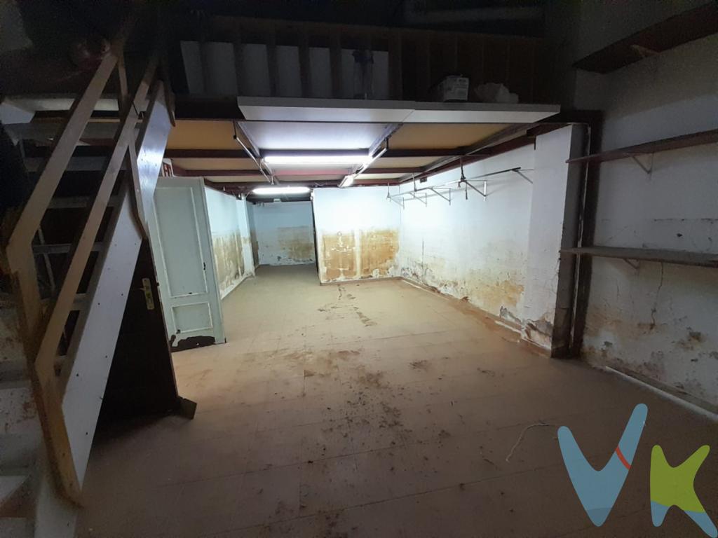 Local comercial AMPLIO, en zona de mucho paso de gente entre el ambulatorio y el Mercado de Av de la Concordia, rodeado de todos los servicios necesarios: transporte público, supermercado, colegio, parques infantiles, comercios de barrio, etc.... DISTRIBUCIÓN: 318,82mts² construidos zonas amplias destinadas a comerciozonas para almacenes (actualmente 4 almacenes)3 aseostechos desmontablesaltillo POSIBILIDAD DE SEGREGAR:local IZQUIERDO: 125,30mts²local DERECHO:193,52mts² LLÁMANOS PARA MÁS INFORMACIÓN SOBRE EL LOCAL ENTERO O POR SEGREGADOS. LOS IMPUESTOS, GASTOS DE NOTARÍA, REGISTRO Y GASTOS DE AGENCIA NO ESTÁN INCLUIDOS EN EL PRECIO DE VENTA.          