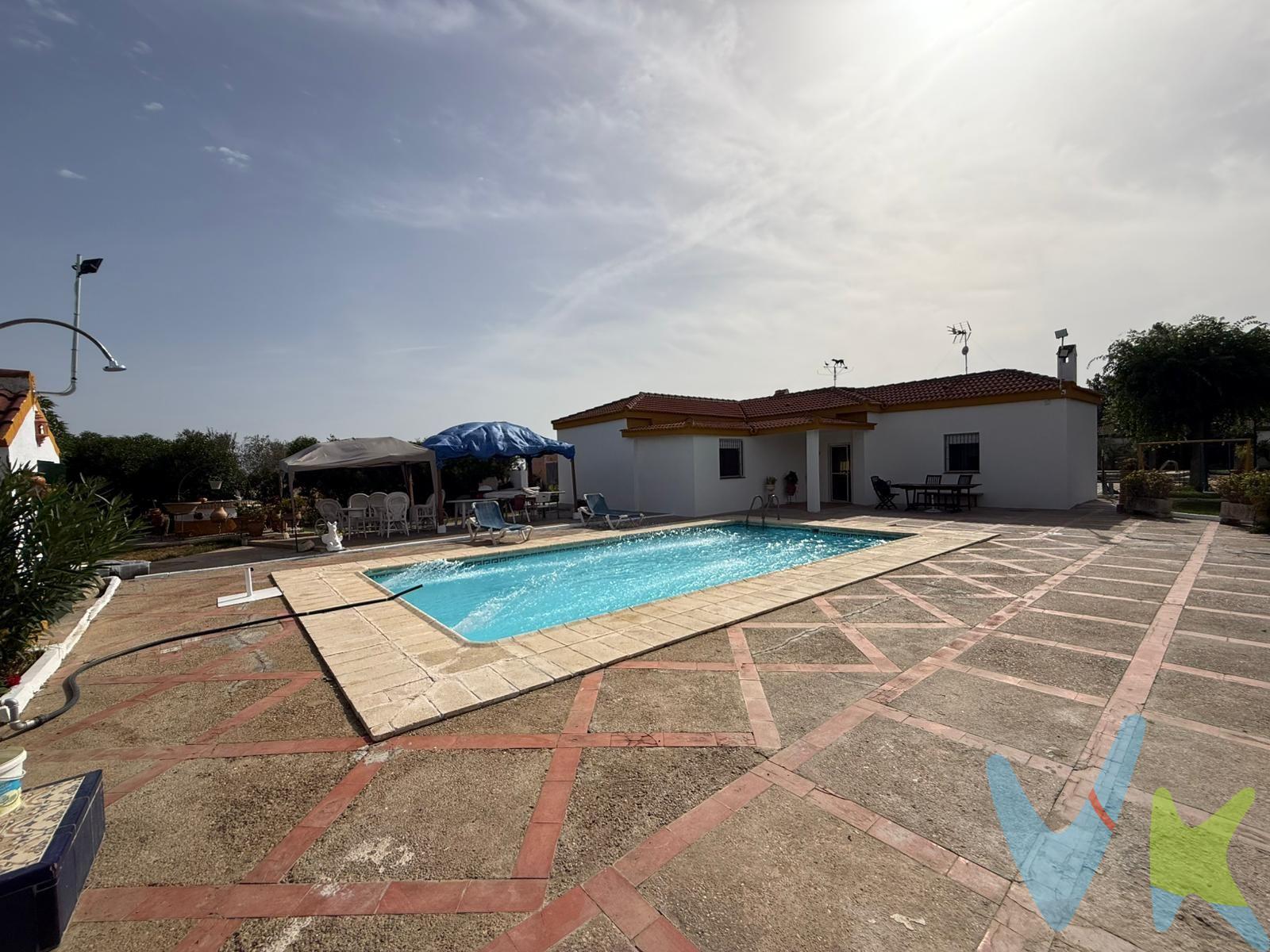 PRECIO COMPRA [320.000 + GASTOS] €. CHALET INDEPENDIENTE EN LOS JINETES (CARMONA) - HIPOTECABLE. - 320.000€ + gastos. - Parcela de 2.540 m². Si buscas tranquilidad, amplitud y cercanía a Sevilla, esta vivienda en urbanización privada lo tiene todo. 📍 A solo:. * 20-25 min de Sevilla. * 10-15 min de Carmona. * 15-20 min del aeropuerto. - VIVIENDA (reforma casi terminada). * Salón-comedor con cocina. * 4 habitaciones (1 en suite). * 2 baños. * Porche. 🔧 Solo faltan últimos detalles: fachada, remates interiores y exterior. - EXTERIOR. ✔️ Piscina con depuradora. ✔️ Nave independiente. ✔️ Zona de barbacoa. ✔️ Pozo propio + agua Huesna + comunitaria. ✔️ 40 olivos en producción. 🏘️ URBANIZACIÓN. ✔️ Vigilancia. ✔️ Calles asfaltadas e iluminadas. ✔️ Alcantarillado. ✔️ Club social. ✔️ Múltiples accesos. ✨ Una casa en un entorno privilegiado. En cumplimiento de las obligaciones de información previstas en la Ley 10/2025, de 28 de diciembre, de servicios de atención a la clientela y transparencia, así como en la normativa sectorial vigente, se hace constar que el precio indicado no incluye los gastos e impuestos inherentes a la adquisición, los cuales se desglosan a continuación:. * Impuesto sobre Transmisiones Patrimoniales (ITP): se aplicará el tipo impositivo vigente en la Comunidad Autónoma de Andalucía (generalmente el 7% (22.400 €), sin perjuicio de tipos reducidos del 3,5%, 1,2% o 1% aplicables según las circunstancias personales del comprador o las características del inmueble). El impuesto se devenga sobre el Valor de Referencia de Catastro o el precio de venta, aquel que resulte superior. * Gastos de Notaría: Los honorarios notariales se calcularán conforme al arancel oficial regulado en el Anexo I, del Real Decreto 1426/1989, de 17 de noviembre, por el que se aprueba el arancel Notarial. * Gastos de Registro: La inscripción en el Registro de la Propiedad se facturará según el arancel oficial establecido en el ANEXO I, del Real Decreto 1427/1989, de 17 de noviembre, por el que se aprueba el arancel Notarial. * Gastos de Gestión (Gestoría): Los honorarios por la tramitación administrativa, liquidación de impuestos e inscripción registral ascienden a [545,00€] aproximadamente (IVA incluido). * Honorarios Agencia del Vendedor: incluidos en el PVP. * Honorarios Agencia del comprador: Se informa que existen honorarios profesionales a cargo del adquirente, en aquellos casos, en que se hubieran contratado servicios de encargo de compra. La agencia prestará los servicios de información, asesoramiento y acompañamiento previstos en el Encargo de Servicios y en el D.I.A. Si solicita servicios adicionales o personalizados, sus honorarios serán informados previamente, de forma individualizada y por escrito, conforme a la libertad de pactos y a la normativa vigente. NO VINCULADOS AL PRECIO DE COMPRA. Para una información exhaustiva sobre el funcionamiento, tipos impositivos y bonificaciones del ITP en Andalucía, puede consultar el portal oficial de la Agencia Tributaria de la Junta de Andalucía en el siguiente enlace:. Documento D.I.A. a disposición del consumidor según Decreto 218/2005 Junta de Andalucía.