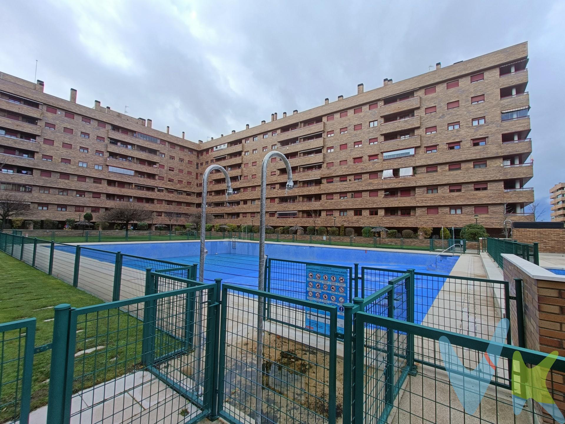 ¡OPORTUNIDAD INVERSORES!, con rentabilidad desde el primer día: la vivienda se vende ALQUILADA y el contrato de arrendamiento está vigente hasta el 22 de diciembre de 2026.

Magnífico piso de 2 dormitorios, situado en la calle Doménico Veneciano, en el residencial El Quiñón, una de las zonas más demandadas de Seseña. Ubicado en urbanización privada con excelentes zonas comunes, que incluyen conserjería, amplias zonas verdes, piscina, pista de pádel y zona infantil, ideal para disfrutar en familia.

Distribuido en hall de entrada, cocina independiente con tendedero, amplio salón con salida a estupenda TERRAZA  de 7 m², 2 dormitorios con armarios empotrados y 2 baños completos, uno de ellos con ventana y en suite en el dormitorio principal.

El precio de venta Incluye plaza de GARAJE y TRASTERO.

Gastos e impuestos no incluidos en el precio publicitado. La agencia actúa en representación y por mandato del vendedor. Las condiciones de la venta establecen que el comprador deberá abonar un importe adicional fijo del 1,5%, más 21% de IVA, sobre el precio publicitado. La reserva del inmueble sólo se producirá después de que una propuesta de compra haya sido expresamente aceptada por el vendedor.

A título orientativo se informa que en segundas transmisiones el ITP con carácter general en Toledo es del 9%, pudiendo existir otros tipos impositivos atendiendo a las circunstancias personales del comprador u otras circunstancias previstas legalmente. Base imponible del impuesto el mayor valor entre el precio de compraventa, la tasación o el valor de referencia catastral. En cuanto a los gastos de notaría y registro de la propiedad, en su caso, son variables, dependen de aranceles según precio y complejidad, oscilando aprox. entre un 0,2% y un 2%. Si el comprador precisase de hipoteca: tasación, condiciones y costes bancarios serán según entidad elegida por el comprador, así como los gastos de gestoría y cualesquiera otros gastos inherentes a la compraventa que legalmente correspondan a la parte compradora, salvo pacto expreso en contrario con el vendedor. El consumidor tiene, conforme a la normativa vigente, a su disposición información y documentación adicional relativa al inmueble y condiciones de la compraventa, que podrá ser consultada en la sede física de la agencia.