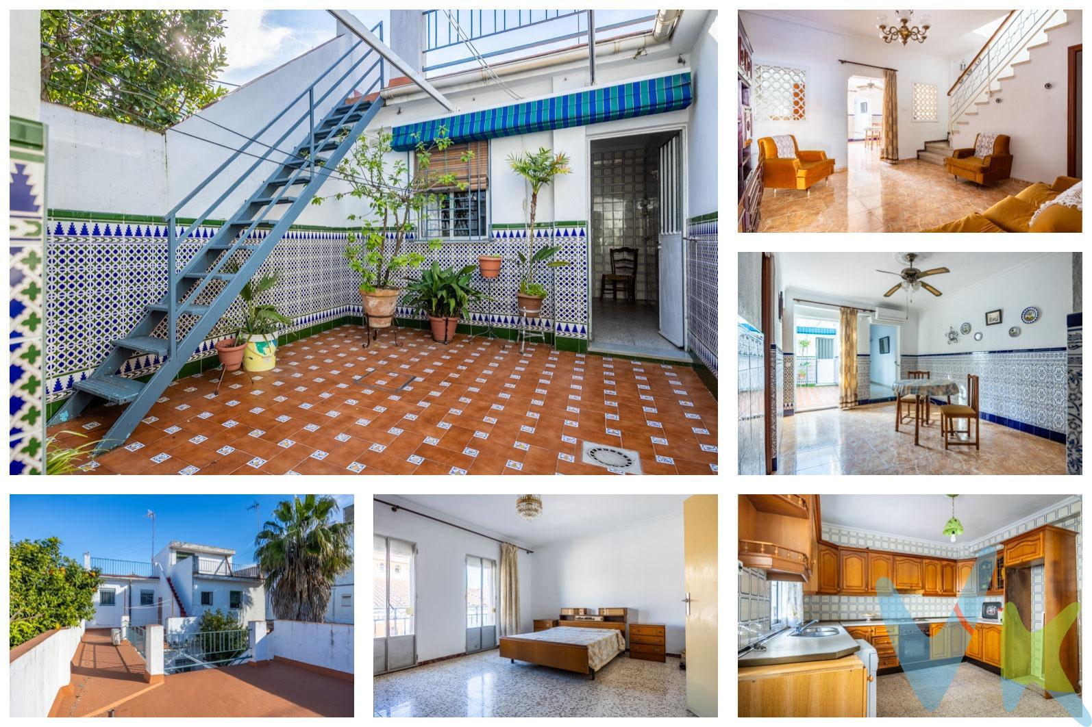 ATENCION FAMILIAS!!! Disponible a la venta esta casa con múltiples posibilidades frente al mercado de abastos de Bellavista y muy bien comunicado con el centro de Sevilla. La casa es habitable aunque requiere de reforma, las estancias son muy espaciosas y los techos son muy altos, y es luminosa con orientación sur - norte.  Actualmente tiene 3 habitaciones dobles con un baño y un aseo, pero tiene posibilidad de 5 habitaciones y 3 baños ó 4 habitaciones, 3 baños y garaje. La casa tiene 133 m2 construidos en 2 plantas de altura, distribuidos en:. Planta Baja:. - Hall de entrada. - Dormitorio doble con split frío-+calor ventana con vistas a la calle. - Primer salón-comedor con trastero bajo hueco de escalera, . - Segundo salón-comedor con split frío-calor, ventilador de techo y puerta de acceso a patio. - Tratero (antigua cocina de la casa) con mueble mampostería con fregadero y termo eléctrico instalado. - Baño con placa ducha a ras de suelo con ventana con vistas al patio. - Amplia cocina independiente amueblada y equipada con hornilla de gas butano, campana extractora, horno y lavavajillas. Tiene ventilación natural con ventana y puerta de acceso al  patio. - Trastero - lavadero junto a la cocina con pileta. - Patio de 14 m2 con toldo instalado y punto de riego, y con escalera metálica de acceso a solarium de planta primera el cual a su vez dispone de escalera de acceso a un segundo solarium (cubierta planta primera). Planta Alta:. - Distribuidor. - Dormitorio doble con dos puertas balconeras con salida a terraza y vistas a la calle. - Segundo dormitorio doble con vistas a solarium de planta primera. - Aseo con ventana con vistas a solarium de planta alta (se puede convertir en un segundo baño completo). En cumplimiento de las obligaciones de información previstas Disp. final 3ª de la Ley 10/2025, de 28/diciembre, de servicios de atención al cliente y transparencia, así como en la normativa sectorial vigente, y RD 218/2005 de Inf. de la Junta de Andalucía, el PVP no incluye los gastos e impuestos inherentes a la adquisición, los cuales se desglosan estimados o con posibilidad de calcularlos a continuación; los gastos más ajustados serán dados en el D.I.A. en la visita al inmueble, o antes. *Gastos de Notaría: La Minuta se calculará según al arancel notarial oficial: Anexo I, del Real Decreto 1426/1989, de 17 de noviembre. Enlace:notariared.com/calculadora-gastos-compra-vivienda/ . *Gastos de Registro de la Propiedad: La inscripción se facturará según el arancel oficial: ANEXO I, del Real Decreto 1427/1989, de 17 de noviembre. Igual enlace anterior . *Gastos de Gestión (Gestoría): Los honorarios por la tramitación administrativa, liquidación de impuestos e inscripción registral ascienden de forma estimativa a [363 € aprox.] (IVA incluido), aunque depende de cada caso, y su dificultad. *Honorarios Agencia del Vendedor: incluidos en el PVP. *Honorarios Agencia del comprador: La agencia prestará los servicios de información, asesoramiento y acompañamiento previstos en el Encargo de Servicios y en el F.I.A.(Ficha Información Abreviada) Si solicita servicios adicionales o personalizados, sus honorarios serán informados previamente, de forma individualizada y por escrito, conforme a la libertad de pactos y a la normativa vigente. *Si necesita Financiación, su banco le informará . *Impuesto sobre Transmisiones Patrimoniales (ITP): Se aplicará el tipo impositivo vigente en Andalucía (7%, 6%, 3,5%, etc, aplicables según las circunstancias personales del comprador o las características del inmueble). El impuesto se devenga sobre el superior entre el Valor de Referencia de Catastro y el PVP. Puede calcular su situación personal en el portal oficial de la A.T. de Andalucía. Enlace:juntadeandalucia.es/organismos/economiahaciendayfondoseuropeos/areas/tributos-juego/tributos/paginas/impuestos-cedidos-transmisiones.html. . 