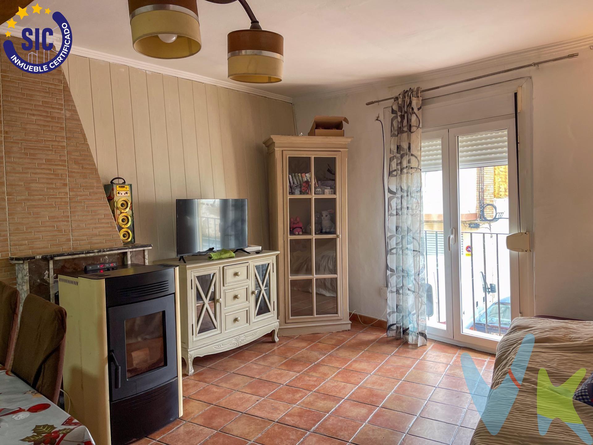 UNA CASA CON HISTORIA EN EL CORAZÓN DE REQUENA – POR SOLO 58.000 €. Si las paredes hablaran, esta casa te contaría historias de generaciones, de momentos compartidos junto a la chimenea, de desayunos con olor a pan recién horneado en su zaguán. Ahora, busca una nueva historia que escribir…. Ubicada en el corazón de Requena, junto a la emblemática Iglesia de Santa María , de 144 m² distribuidos en cuatro plantas , y con una local justo al lado diáfano, donde podras montar un negocio, tu garaje privado o tu lugar de ocio particular. Encanto y carácter en cada rincón: Entrada amplia con un amplio zaguán diafano y pozo propio , un detalle que aporta autenticidad y frescura natural.  Primera planta reformada , donde la modernidad se mezcla con lo acogedor:. luminoso salón-comedor con estufa de pellet , ideal para las tardes de invierno. Una cocina americana abierta, moderna y completa. Una habitación doble con vestidor . Baño completo con plato de ducha . Un lavadero independiente para mayor comodidad. Segunda planta en estado original , con dos amplias habitaciones dobles que conservan el alma de la casa, listas para ser renovadas a tu gusto.   Buhardilla con techos altos y chimenea , un espacio lleno de posibilidades, perfecto para un estudio, una sala de juegos o una habitación con encanto.   Estructura reforzada con vigas de hierro y tejado renovado recientemente, garantizando estabilidad y seguridad.  Vivir en Requena es conectar con la historia, la cultura y la tranquilidad . Pasear por sus calles empedradas, disfrutar de sus bodegas y respirar el aire puro de la comarca es un privilegio que pocos pueden tener. Esta casa no es solo una propiedad, es una oportunidad única de crear un hogar con alma, lleno de recuerdos y nuevas historias por contar . Todo esto por solo 58.000€ . 📞 Llámanos y ven a descubrirla. ¡Puede ser el comienzo de tu nueva vida!. La descripción del presente inmueble e imágenes tienen mero carácter informativo y en ningún caso carácter contractual, pudiendo ser modificados por la inmobiliaria comercializadora sin que ello implique responsabilidad alguna frente a terceros. En el precio de venta a público, esta propiedad NO incluye los gastos de adquisición (Notario, registro, gestión, honorarios, etc…).