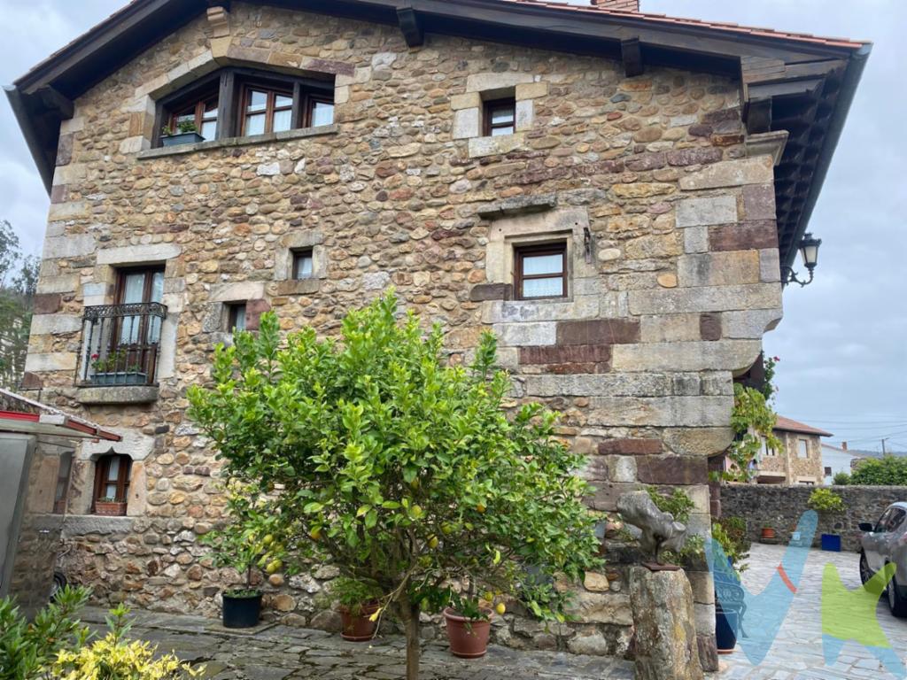 Una joya arquitectónica en Cantabria: modernidad, tradición y versatilidad en un solo hogar.Descubre esta espectacular vivienda que redefine el concepto de hogar. Totalmente reformada con materiales de altísima calidad y una decoración exquisita, esta casa te sorprenderá desde el primer instante. Su diseño combina con maestría piedra, madera y cristal, creando una atmósfera cálida, elegante y contemporánea.  La propiedad se divide en dos zonas independientes, conectadas por un impresionante porche acristalado que actúa como corazón del hogar. Este espacio, bañado por la luz natural, invita al descanso, la reunión y la contemplación.  Espacios amplios, luminosos y con carácter propio.  Cada rincón ha sido pensado con mimo: distribución inteligente, muebles de primera calidad y detalles que enamoran. Y su maravilloso jardín, cerrado con muros de piedra, que te dará la privacidad que tanto deseas. Ideal para una gran familia, parientes que desean vivir juntos pero con independencia, o incluso para quienes buscan una parte para vivir y otra para alquilar. Las posibilidades son infinitas.  Ubicación privilegiada.  Situada a pocos kilómetros de la maravillosa costa de Cantabria y con acceso rápido a la autovía, esta casa ofrece tranquilidad sin renunciar a la comodidad de estar bien conectada.  Una vivienda única que hay que vivir para comprender su magia.  No dejes pasar esta oportunidad. Solicita tu visita y déjate conquistar por esta casa que lo tiene todo: estilo, espacio, versatilidad y ubicación.