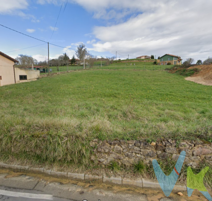 Finca edificable en Guyame, Llanera. Se trata de una parcela edificable (hasta 300m2 de vivienda), con una superficie de 1465 m2 y orientación óptima, en un entorno rural en el centro de Asturias, a 10 minutos de Oviedo. Está parcialmente cerrada, y cuenta con estudio geotécnico (coste aproximado 900EUR) y topográfico (coste aproximado 400EUR) realizados. Acceso a través de carretera municipal pavimentada, y con todos los servicios a pie de finca (electricidad, agua, intenet y saneamiento). Toda la documentación está actualizada (Catastro, Registro, Ayuntamiento,...), lista para presentar el proyecto de construcción. 