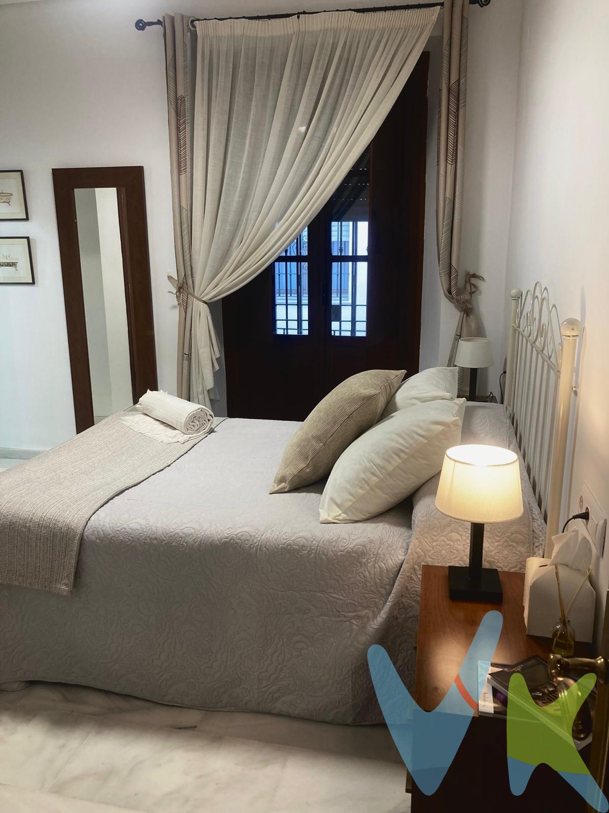 Preciosa vivienda de 2 dormitorios y 2 baños totalmente reformado y listo para ser habitado desde el primer día. Ideal como inversión !!!. Características y calidades principales: . Vivienda con 103 m2 construidos en planta primera -sin ascensor- situada en edificio de reciente construcción (2007) totalmente reformado en pleno casco antiguo de Córdoba. La vivienda consta de 2 amplios dormitorios y 2 baños, teniendo el dormitorio principal baño en suite. Cocina americana totalmente amueblada y equipada con una barra americana que la comunica con salón-comedor que le da servicio a toda la vivienda. El inmueble cuenta con unos excelentes acabados y calidades, es super luminosa y semiexterior, teniendo entre otros:  ventanas de doble acristalamiento, suelo de mármol blanco, armarios empotrados en ambas habitaciones, mosquiteras, climatización centralizada frio y calor, ….. La vivienda se vende sin mobiliario, salvo cocina, y salvo pacto previo por las partes. IBI: 384€/año (2025) y cuota de comunidad actual de casi 68 €/mes . Destacamos:. -	Perfecto estado de conservación, posibilidad de inversión para al alquiler turístico y /o larga duración  . -	Cuenta con licencia registrada para uso turístico (hasta 6 personas). -	Cuarto trastero en azotea de unos 3m2, y cenador de uso comunitario. INFORMACIÓN RELEVANTE. Para cumplir con la normativa vigente tenemos a disposición del cliente el Documento Informativo Abreviado (DIA) así como la información mínima solicitada en el artículo 31 de la Ley 12/2023, de 24 de mayo, por el Derecho a la Vivienda. Respecto al precio de venta indicado, éste, no tiene caducidad, y puede ser alterados sin previo aviso. En caso de venta, el precio corresponde únicamente al inmueble, sin incluir mobiliario, salvo se indique lo contrario, y de forma expresa. En cumplimiento de las obligaciones de información previstas en la Ley 10/2025, de 28 de diciembre, de servicios de atención a la clientela y transparencia, así como en la normativa sectorial vigente, se hace constar que el precio indicado NO INCLUYE los gastos e impuestos inherentes a la adquisición, los cuales se desglosan a continuación:. •	Impuesto sobre Transmisiones Patrimoniales (ITP)(*): Se aplicará el tipo impositivo vigente en la Comunidad Autónoma de Andalucía (generalmente el 7%), sin perjuicio de tipos reducidos del 3,5%, 1,2% o 1% aplicables según las circunstancias personales del comprador o las características del inmueble. El impuesto se devenga sobre el Valor de Referencia de Catastro o el precio de venta, aquel que resulte superior. •	Honorarios Agencia del comprador: 2,5 % del precio final de venta más el 21% de IVA (con un mínimo de 3.500 € más el 21% de IVA). •	Gastos de Notaría: Los honorarios notariales se calcularán conforme al arancel oficial regulado en el Anexo I, del Real Decreto 1426/1989, de 17 de noviembre, por el que se aprueba el arancel Notarial. •	Gastos de Registro: La inscripción en el Registro de la Propiedad se facturará según el arancel oficial establecido en el ANEXO I, del Real Decreto 1427/1989, de 17 de noviembre, por el que se aprueba el arancel Notarial. •	Gastos de Gestión (Gestoría): Los honorarios por la tramitación administrativa, liquidación de impuestos e inscripción registral ascienden a unos 600€ aproximadamente (IVA incluido). (*)Para una información exhaustiva sobre el funcionamiento, tipos impositivos y bonificaciones del ITP en Andalucía, puede consultar el portal oficial de la Agencia Tributaria de la Junta de Andalucía. . FINANCIACIÓN: Si lo desea, ponemos a su disposición un estudio profesional previo, gratuito y personalizado de financiación para la compra del inmueble. 