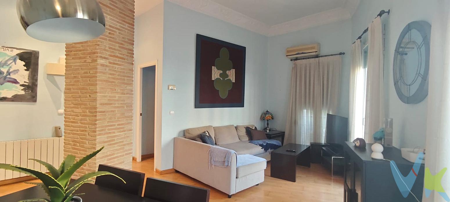  ¡PRIMER GRUPO VIVENDIA le da labienvenida a su futura vivienda en el encantador barrio de Extramurs - Arrancapins, en el corazón de Valencia! Este precioso piso, disponible para la venta, es una verdadera joya que ofrece una combinación perfecta de comodidad, estilo y ubicación extraordinaria.Ubicado en la segunda planta de un edificio con historia, construido en 1940, este inmueble conserva el encanto de las construcciones de su época junto con las modernidades necesarias para la vida actual. Disfruta de sus 99 metros cuadrados construidos, de los cuales 90 metros cuadrados son útiles, diseñados con una distribución optimizada para garantizar el máximo aprovechamiento del espacio.Las tres amplias habitaciones ofrecen un refugio acogedor tras un día ajetreado. Gracias a sus ventanales, todos los espacios gozan de una luz natural excelente durante todo el día, creando un ambiente cálido y acogedor. El salón, con acceso directo a un balcón privado, se convierte en un rincón perfecto para disfrutar de momentos de tranquilidad o para compartir con amigos y familiares. Desde allí, podrá contemplar el encanto del barrio mientras toma una taza de café o un refresco.La cocina, equipada para cumplir todas sus necesidades culinarias, es funcional y amplia, permitiendo moverse en ella con facilidad. En este piso, cada rincón ha sido pensado para ofrecer confort y practicidad. El baño, de diseño moderno, completa la distribución de este hogar.Uno de los puntos más destacables de esta propiedad es su privilegiada ubicación. Situada en el barrio de Extramurs - Arrancapins, cuenta con una inmejorable conexión de transporte público. A escasos metros, usted encontrará paradas de autobús y estaciones de metro que le conectarán con el resto de la ciudad de manera rápida y eficiente, facilitando sus desplazamientos diarios.Además, la zona ofrece una gran variedad de servicios y comodidades que harán su vida más fácil. Desde tiendas locales y supermercados, hasta restaurantes y cafeterías donde podrá disfrutar de la vibrante vida valenciana. Su cercanía con parques y áreas verdes es ideal para quienes gustan de la actividad al aire libre y paseos tranquilos.No podemos olvidar mencionar que este edificio está dotado de ascensor, una característica imprescindible que asegura comodidad y accesibilidad para todas las edades. Ya sea que usted imagine este piso como su hogar permanente o como una inversión inmobiliaria, es una opción que no debería dejar pasar.Le invitamos a conocer de cerca esta estupenda propiedad y descubrir por usted mismo todos los detalles que la hacen única. Esperamos poder guiarle en cada paso del proceso para que encuentre en este piso el hogar que siempre ha deseado. No deje pasar esta oportunidad de vivir en uno de los barrios más encantadores de Valencia. Contáctenos hoy mismo para organizar una visita y dar el primer paso hacia la vivienda de sus sueños.El precio no incluye gastos de notaría, gestoría y registro de la propiedad, que se concretarán según su arancel profesional; los impuestos aplicables, a determinar según su normativa específica; los gastos de financiación, en su caso; ni los gastos de agencia inmobiliaria en las condiciones que se pacten con ésta.La venta de esta propiedad se gestiona mediante contrato de MULTIEXCLUSIVA, donde más de 400 agencias colaboradoras tienen la ventaja de poder ofrecer a sus potenciales arrendatarios esta vivienda, lo que le garantiza un servicio de calidad, un trato fácil, sencillo y sin interferencias de terceros. Por este motivo, se ruega no molestar al propietario, a los ocupantes de la propiedad, a los vecinos o conserjes del edificio o urbanización si los hubiera. Si Usted es agencia inmobiliaria y tiene un cliente para este inmueble, llámenos, estaremos encantados de colaborar en ésta y otras operaciones   