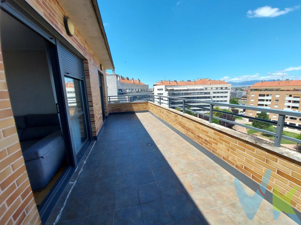 INMOBILIARIA SOLOZÁBAL presenta un excelente ático con terraza de 20 m2, garaje y trastero en la zona de Los Lirios de Logroño.Este luminoso piso en venta se encuentra en la sexta planta de un edificio moderno, construido en 2008, que combina comodidades contemporáneas con un entorno apacible y agradable. Con una extensión de 79 metros cuadrados construidos y 69.7 metros útiles, esta propiedad le brinda el espacio perfecto para disfrutar de una vida confortable.La distribución del piso está pensada para aprovechar al máximo cada rincón. Se compone de dos acogedoras habitaciones que ofrecen un refugio perfecto al final del día, ideales tanto para una familia pequeña como para quienes buscan un espacio adicional para invitados o un despacho en casa. Ambas habitaciones cuentan con suficiente luz natural, creando un ambiente cálido y acogedor.El salón es un espacio versátil y amplio, diseñado para crear momentos memorables con familiares y amigos. La integración de los electrodomésticos en la cocina se ha realizado con atención al detalle, manteniendo una estética moderna y funcional. Completamente amueblado, este inmueble le permitirá instalarse sin preocupaciones desde el primer día. Cada área del piso está equipada de manera que satisface todas las necesidades actuales de confort y estilo.Otro de los atractivos innegables de esta propiedad es su magnífica terraza lo que garantiza unas vistas despejadas y una privacidad única comparada con otras propiedades en plantas inferiores. Para su conveniencia, el edificio cuenta con un ascensor que facilita el acceso directo y sin barreras.El inmueble va más allá de las expectativas al incluir un garaje y un trastero, recursos valiosos para el almacenamiento de pertenencias adicionales o estacionamiento seguro de su vehículo. La seguridad y el orden son características que definen esta propiedad.Este edificio moderno no solo brinda todas las comodidades que busca, sino que se encuentra estratégicamente situado en una zona prolífica en servicios. Desde supermercados, parques, hasta una amplia oferta cultural y de ocio que convierten al barrio en un lugar vibrante. La conectividad del lugar facilita los desplazamientos, con paradas de transporte público cercanas y vías de acceso optimamente situadas.Decidirse por este ático es no solo optar por una vivienda, sino por un estilo de vida que equilibra la cercanía de la urbe y la tranquilidad de zona residencial. No pierda la oportunidad de comprobar personalmente lo que este piso puede ofrecerle, siendo una de las mejores opciones en el mercado inmobiliario de Logroño actualmente. Le invitamos a realizar una visita para descubrir todos los detalles que hacen de este hogar el lugar perfecto para comenzar su nueva etapa de vida. Contáctenos para más información o para organizar una visita y hacer realidad su sueño de vivir en este magnífico ático. 