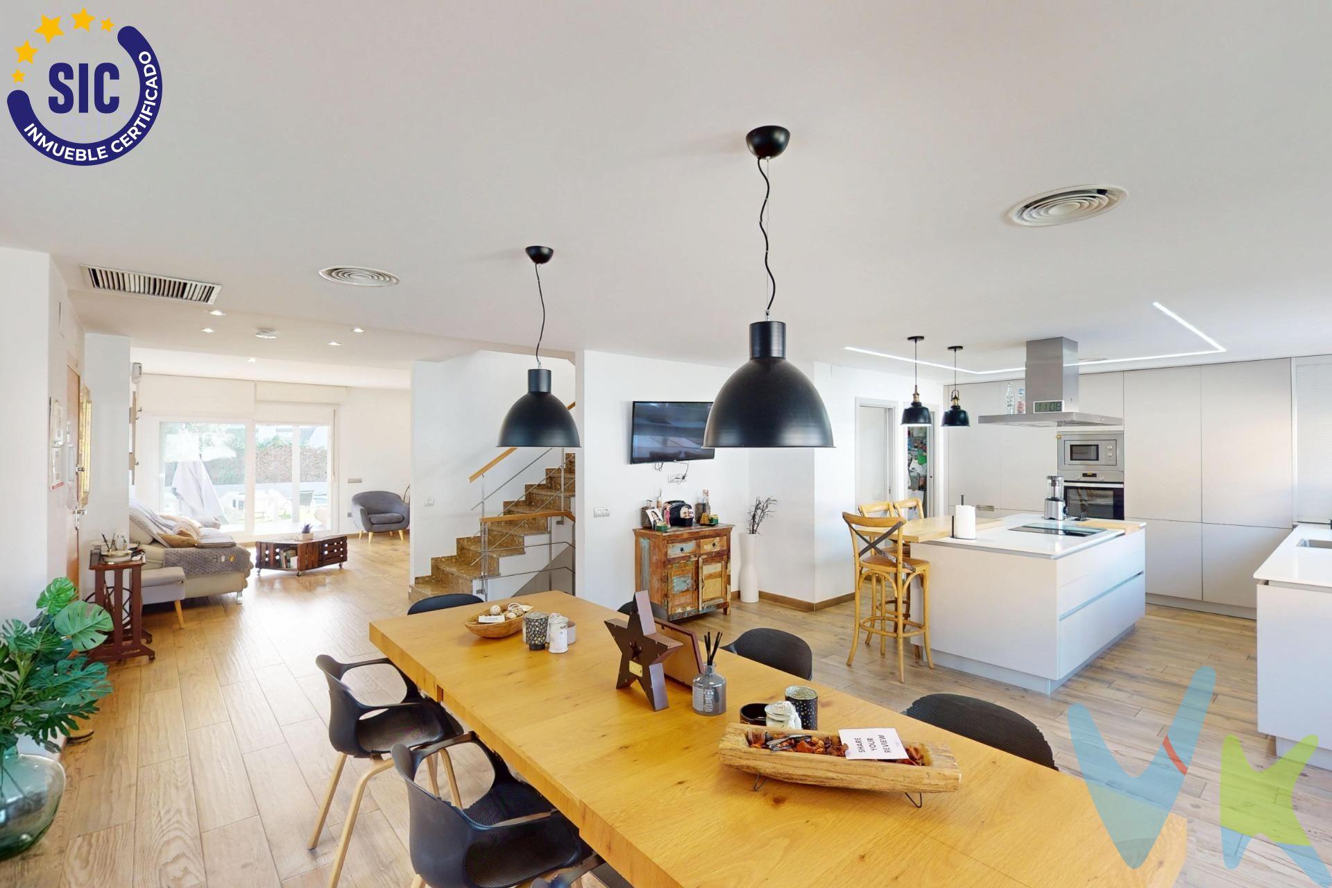 Descubre este espectacular chalet ubicado en la exclusiva Urbanización Las Palmas de Benicasim, situado sobre una amplia parcela de 475 m². La propiedad se distribuye en tres niveles: un sótano ideal para el ocio y la relajación, una planta baja que ofrece un amplio espacio abierto donde convergen las zonas de comedor y salón, así como una moderna cocina equipada con isla central. Este nivel también cuenta con aseo, zona de lavandería y acceso directo al jardín privado que alberga una impresionante terraza de aproximadamente 20 m² junto a su propia piscina privada. En el primer piso encontrarás un elegante dormitorio principal dotado con vestidor y baño completo incorporado además hay dos habitaciones dobles adicionales equipadas con armarios empotrados compartiendo otro baño completo. Es importante destacar que toda la casa está climatizada mediante aire acondicionado por conductos frío/calor e incluye calefacción eficiente basada en bajo consumo energético. Tiene 14 placas solares de 410 que son 5,74 kW más 10 kW de la batería con su batería; incluso posee cargador para vehículos eléctricos. Tiene osmosis en toda la vivienda. En cuanto al sótano es indispensable mencionar su magnífico gimnasio de casi 45m2 de entrenamiento personal, y zona de bodega perfecta para disfrutar reuniones inolvidables entre amigos o familiares. Se vende con electrodomésticos y consultar tema de muebles. No pierdas esta extraordinaria oportunidad! 