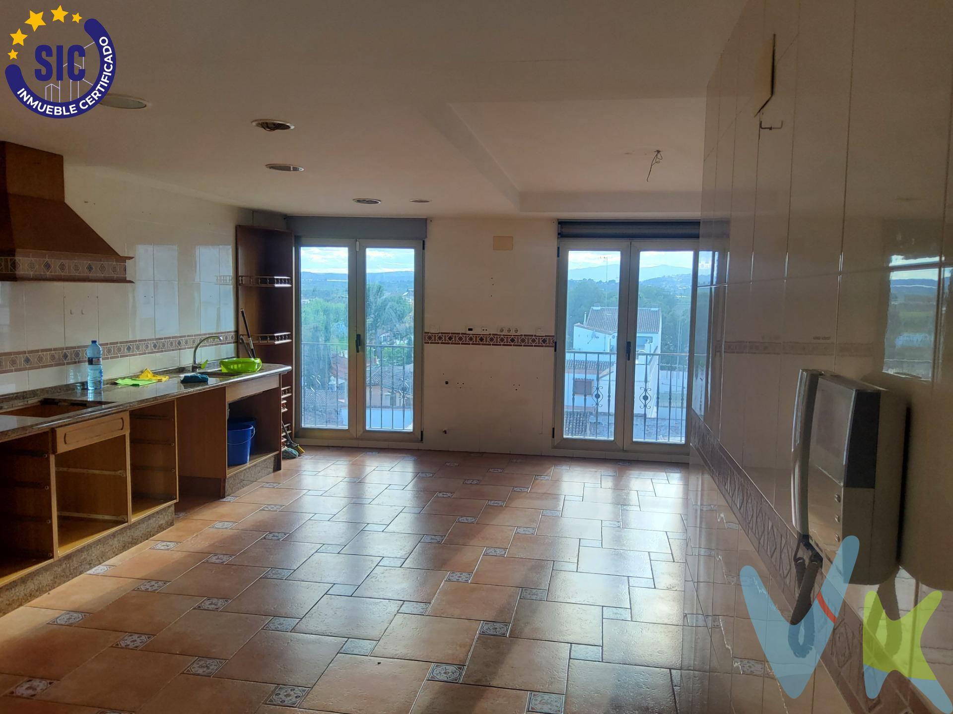 Una Vivienda que ocupa una planta entera de 573 m² 6 Hab. Planta 4ª exterior con ascensor Garaje/ Trastero incluida. Remax Urbe, presenta esta exclusiva vivienda situada en el centro histórico de Carlet, una propiedad singular que destaca por su elegancia, amplitud y excelente ubicación. Ideal para quienes desean vivir con estilo en una de las zonas más emblemáticas de la ciudad. Ubicada en la calle Murillo, en una finca emblemáticas. Un entorno que combina el carácter señorial de la arquitectura original con comodidades modernas y un diseño de vanguardia. La propiedad cuenta con 572 m² construidos, distribuidos en 6 habitaciones y 6 baños. 4 dormitorios principales, dispone de un amplio vestidor, un baño en suite y una bañera perfecta para momentos de relajación. El espectacular salón-comedor con cocina independiente que destaca por su amplitud y luminosidad. Toda la vivienda cuenta con techos altos y ladrillo visto, aportando un carácter único y auténtico. Además, los grandes ventanales con salida a balcones ofrecen vistas directas a la Plaza del Ayuntamiento. Las puertas ocultas permiten separar ambientes de forma funcional y elegante, maximizando la limpieza visual y el confort. Además, dispone de un amplio trastero ubicado en una gran Azotea, perfectamente para acondicionar, ideal para disfrutar de reuniones al aire libre. Situada en el corazón de la ciudad, esta propiedad se encuentra rodeada de historia, cultura y todos los servicios necesarios. La zona está perfectamente comunicada y es ideal tanto para residencia habitual como para segunda vivienda o inversión inmobiliaria de alto nivel. No pierdas la oportunidad de conocer una de las propiedades más exclusivas del centro de Carlet, 34Km a Valencia. Contáctanos y agenda tu visita hoy mismo. . Características básicas. 572 m² construidos, 560 m² útiles. 6 habitaciones [4 son suites]. 6 baños en total. Balcón. Plaza de garaje. Segunda mano/buen estado. Vestidores. Trastero. Orientación oeste. Construido en 2004. Acceso y vivienda adaptados para personas con movilidad reducida. Edificio. Planta 4ª exterior. Con ascensor. VENTA:. PVP 515.000€. Gastos e impuestos no incluidos en el precio. La compra conlleva impuestos y gastos de formalización para el comprador. A título orientativo se informa que en segundas transmisiones el ITP con carácter general en Valencia es del 9%, pudiendo existir otros tipos impositivos atendiendo a las circunstancias personales del comprador u otras circunstancias previstas legalmente. Base imponible del impuesto el mayor valor entre el precio de compraventa, la tasación o el valor de referencia catastral. En cuanto a los gastos de notaría y registro, en su caso, suelen oscilar aprox. entre 1,5% y 2,5% (aranceles variables según precio, n.º de copias y complejidad). El comprador elige notario. Si el comprador precisase de hipoteca: tasación, condiciones y costes bancarios serán según entidad elegida por el comprador, así como los gastos de gestoría, y cualesquiera otros gastos inherentes a la formalización de la compraventa que legalmente correspondan a la parte compradora, salvo pacto expreso en contrario con el vendedor.El consumidor tiene, conforme a la normativa vigente, a su disposición información y documentación adicional relativa al inmueble y condiciones de la compraventa, que podrá ser consultada en C/Joaquín Costa 4, bajo 46005 Valencia o urbe2@remax.es. Honorarios de mediación inmobiliaria a cargo del COMPRADOR: (3% del precio final de venta más IVA (21%), salvo otro pacto.); y de VENDEDOR (según acuerdo con el mismo). Se informa al consumidor que la agencia actúa como intermediaria inmobiliaria en la operación, estando cualquier eventual compraventa y sus condiciones sujeta a la aceptación expresa del propietario-vendedor y a la posterior formalización del correspondiente contrato.
