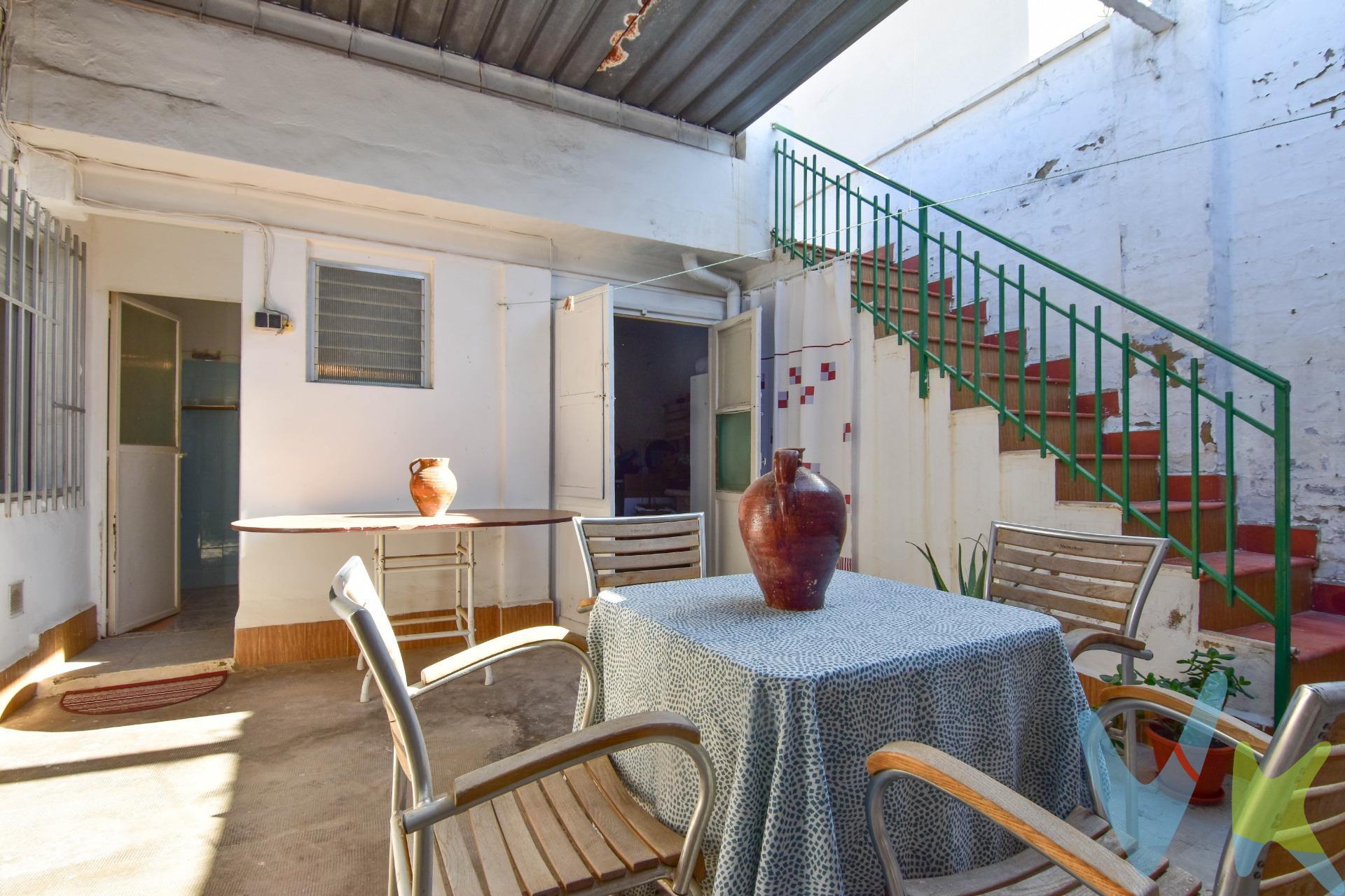 Se vende casa situada en una zona muy tranquila de Picassent, ideal para quienes buscan paz y comodidad sin renunciar a tener todos los servicios a mano: colegios, supermercados, transporte y más. La vivienda se encuentra en buen estado para entrar a vivir, y ofrece una terraza de aproximadamente 20 metros en la planta baja, perfecta para disfrutar del aire libre. Además, para los interesados en reformar, la propiedad permite construir hasta tres alturas, brindando una excelente oportunidad para ampliar o crear un hogar a medida. No dejes pasar esta oportunidad de vivir en un entorno apacible con todas las comodidades al alcance. ¡Contacta para más información y visita sin compromiso!. Nota: Agencia Registrada con el Nº 1395 en el Registro Obligatorio de Agentes Inmobiliarios de la Comunitat Valenciana, consultable en la web de la Generalitat Valenciana. La oferta está sujeta a cambios de precio o retirada del mercado sin previo aviso. La información contenida en el presente anuncio se facilita a título meramente informativo y no contractual, los datos, descripciones, superficies, imágenes y cualquier otro contenido del mismo pueden estar sujetos a errores u omisiones al ser facilitados por terceros. El precio de venta publicado no incluye los honorarios de intermediación inmobiliaria, ni los impuestos legalmente aplicables (IVA o ITP), ni los gastos derivados de la compraventa, tales como notaría, registro y gestoría, ni aquellos derivados de la financiación, en caso de existir. Por mandato expreso del propietario, este inmueble se comercializa en régimen de exclusiva, garantizando al interesado un acceso completo a la información y una gestión profesional, transparente y sin interferencias de terceros. Se ruega no molestar al propietario, a los ocupantes del inmueble ni a los vecinos. Agentes inmobiliarios con cliente interesado pueden contactar con la agencia para colaborar. Nuestro departamento financiero puede conseguir tu financiación. ¡Consúltanos!