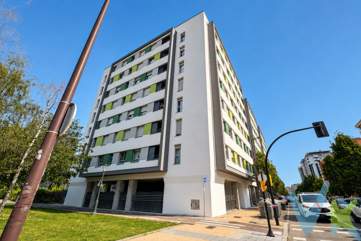 Hay viviendas que, desde el primer momento, transmiten sensación de hogar. Este piso en Avenida de Portugal 86 es una de ellas: una vivienda práctica, luminosa y muy bien distribuida, perfecta tanto para vivir cómodamente como para invertir con seguridad en una zona consolidada de Gijón.La vivienda cuenta con 2 habitaciones, 2 baños, trastero y una agradable terraza interior junto a la cocina, un espacio extra muy útil para desahogo, lavandería o almacenaje diario. Una distribución pensada para aprovechar cada metro y hacer que el día a día resulte cómodo y funcional.El salón ofrece un ambiente acogedor, con buena luz natural y espacio para zona de descanso y comedor. La cocina, independiente y con acceso a esa pequeña terraza interior, resulta muy práctica para quienes valoran tener una estancia separada, ordenada y con capacidad de uso real. Los dormitorios son cómodos y versátiles, ideales como habitación principal, dormitorio infantil, despacho o cuarto de invitados.Sus 2 baños aportan un plus de comodidad muy demandado, especialmente en viviendas de dos dormitorios, y el trastero suma ese espacio imprescindible que marca la diferencia.Ubicado en la Avenida de Portugal, el piso disfruta de una zona con todos los servicios alrededor: comercios, supermercados, colegios, transporte público, zonas verdes y muy buena conexión con el centro de Gijón y las principales salidas de la ciudad.Una vivienda equilibrada, cómoda y con mucho potencial, ideal para quienes buscan un piso completo, bien situado y con extras difíciles de encontrar.Un piso para entrar, imaginar tu vida en él y querer quedarte.Se informa a los interesados de que el precio de venta no incluye el Impuesto de Transmisiones Patrimoniales (ITP), ni los gastos de notaría, registro de la propiedad y otros gastos asociados a la compraventa, así como tampoco los honorarios de la agencia inmobiliaria a cargo del comprador.