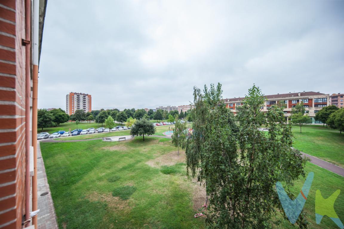 En la zona residencial de MONTEVIL , presentamos esta preciosa vivienda de 2 DORMITORIOS , y trastero ,situado en la planta bajo cubierta y con ventilación .Ubicada en un entorno privilegiado , con vista al parque ANTONIO ORTEGA,  y   con todos los servicios que una familia necesita, colegios, supermercados, autobús, etc, Destacamos su UBICACIÓN Y ORIENTACIÓN TOTALMENTE AL SUR  Y AL PARQUE. Salón comedor , muy luminoso.Cocina independiente,  con muebles altos y bajos,  electrodomésticos,  con mucha capacidad de almacenaje.Trastero , situado en la planta-bajocubierta , de 10 metros  aproximadamente , y con ventilación.Una vivienda ideal tanto para vivir como para inversión.Dos habitaciones, la principal con baño en suite y con VESTIDOR.Dos baños.No dudes en visitarlo, te encantara.El precio NO incluye: Impuestos, gastos de Notaría, registro y honorarios de mediación inmobiliaria del 2% más I.V.A. con un mínimo de 2000 euros mas I.V.A a cargo del comprador.A título orientativo, en segundas transmisiones, el comprador abonará el Impuesto sobre Transmisiones Patrimoniales (ITP). Para consultar los porcentajes del ITP en Asturias puede hacerlo a través de la web oficial de servicios tributarios del Principado de Asturias https://sede.tributasenasturias.es/sites/sede/default/es_ES/Que-quieres-hacer/Transmisiones-Patrimoniales-y-AJD. La base imponible será el mayor valor entre precio de compraventa, tasación o valor de referencia catastral. Gastos de notaría y registro según aranceles variables según precio, número de copias y complejidad.  El comprador escoge libremente notario. El vendedor asume la plusvalía y el resto de gastos son del comprador. Si se precisa hipoteca: Tasación, condiciones y costes bancarios según entidad elegida por el comprador; así como los gastos de gestoría y cualesquiera otros inherentes a la formalización de la compraventa. De acuerdo con la ley, no se incluyen en el precio otros gastos o tributos que legalmente correspondan al comprador.. El consumidor tiene derecho, conforme a la normativa vigente, a disponer de información y documentación adicional relativa al inmueble y condiciones de la compraventa, accesible en la sede física . La agencia actúa exclusivamente como intermediaria en la operación. Cualquier compraventa y sus condiciones quedan sujetas en todo caso a la aceptación expresa del vendedor del inmueble y a la posterior formalización del correspondiente contrato. El presente anuncio tiene carácter meramente informativo; la información suministrada se corresponde con la disponible a la fecha de publicación, pudiendo variar en función de las circunstancias o actualizaciones legales, contractuales y fiscales. 