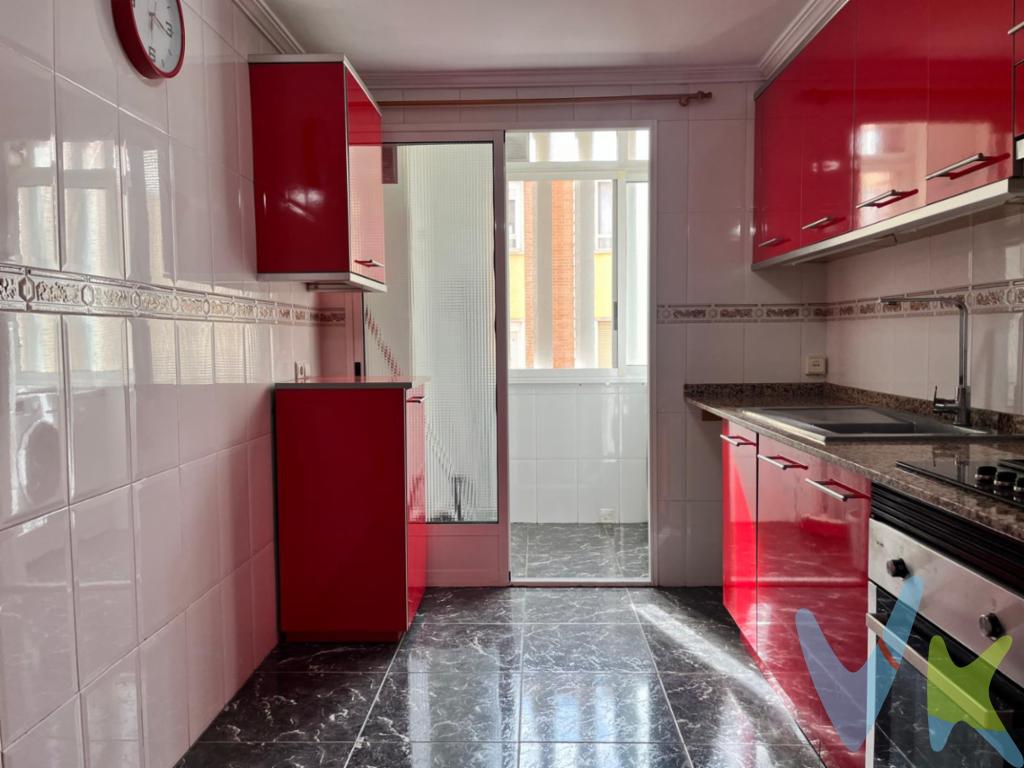 Precioso piso de 3 habitaciones con armarios empotrados muy luminoso y con todos los servicios próximos. Si estas buscando vivienda para vivir en Torrent no puedes dejar de ver este piso con garaje incluido en la zona del Molí de Torrent muy cerca de la estación de metro Torrent y de próximo acceso a la Autovía  de Valencia CV-36. Además de contar con colegios, supermercados y todos tipo de comercio en el barrio. El piso cuenta con recibidor, cocina independiente con galería y un amplio salón comedor con vistas a la calle. Las habitaciones tienen armarios empotrados  vestidos con cajoneras y la habitación de matrimonio cuenta con doble armario y baño integrado en la misma. El garaje se encuentra en el mismo edificio y se accede directamente por el ascensor.No dudes en llamarnos y venir a verlo. 