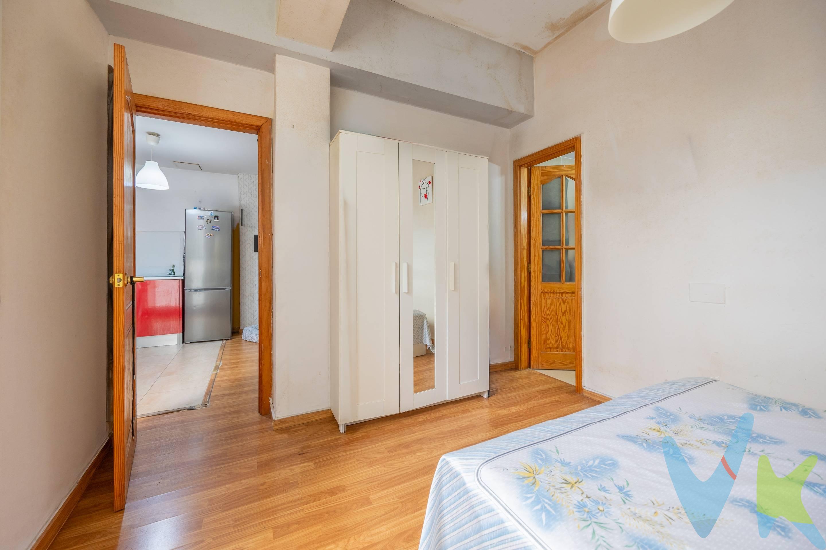 Tu nuevo rincón en el corazón de Las Palmas de Gran Canaria te espera. Este acogedor apartamento de una habitación, situado junto al vibrante Parque Santa Catalina, es la elección perfecta para quienes buscan comodidad y calidad de vida. En esta zona dinámica tendrás a tu alcance todos los servicios esenciales: supermercados, farmacias y transporte público están solo a unos pasos. Además, podrás disfrutar cada día del sol y las olas en la Playa de Las Canteras que se encuentra a pocos minutos caminando. El ambiente cálido y funcional del hogar está diseñado para aprovechar al máximo cada espacio; ideal tanto si deseas independizarte como si buscas un lugar cómodo donde vivir tranquilamente rodeado por lo mejor que ofrece la ciudad. Es importante mencionar que actualmente este encantador apartamento se encuentra alquilado con contrato vigente hasta diciembre de 2026, brindándote así una inversión segura desde el primer momento. Olvídate del coche mientras disfrutas todo lo necesario al alcance; aquí puedes experimentar Las Palmas auténtica sin limitar tus momentos diarios ni sacrificar confort. Reserva tu visita ya!. P.D.: Alguna de las imágenes de la publicación son susceptibles de haber sido creadas con inteligencia artificial. 