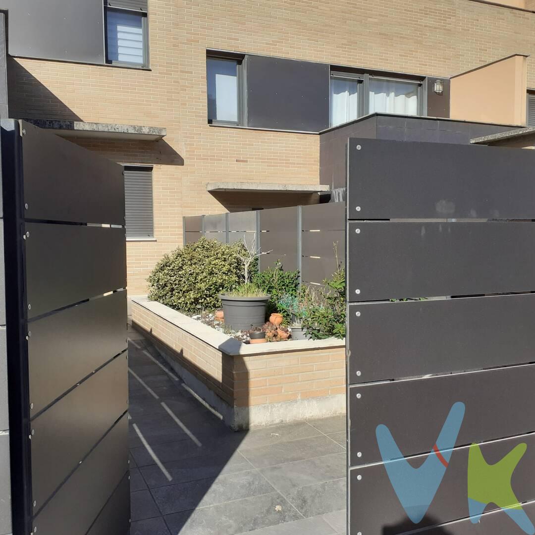 Impecable Casa Adosada en Esteribar
Características principales

Tipo de propiedad: Casa
Subtipo: Adosado
Superficie útil: 350 m²
Superficie construida: 355 m²
Estructura del edificio: Hormigón
Habitaciones: 3
Baños: 2 (uno con ducha y otro con bañera)
Aire acondicionado: Climatización
Calefacción: Individual gas natural
Agua caliente: Individual gas natural
Orientación: Norte - Sur
Ascensor privado dentro de la casa: Sí, sin barreras arquitectónicas
Terrazas:

Una de 9 m²
Otra de 27 m²


Balcón: Sí
Estado de conservación: Muy buen estado

Descripción de la vivienda
Este adosado impecable destaca por su accesibilidad absoluta gracias al ascensor privado en el interior de la vivienda, ideal para personas que buscan comodidad y ausencia de barreras arquitectónicas.
El salón tiene un diseño luminoso y funcional, con acceso directo a un jardín privado, perfecto para el descanso y actividades al aire libre.
La propiedad dispone de dos cocinas americanas: una situada en la planta baja, integrada en el txoko, ideal para reuniones familiares o con amigos, y otra ubicada en la planta superior para mayor comodidad.
Ubicación y entorno
Situada en el tranquilo y acogedor municipio de Esteribar, esta casa disfruta de un entorno natural privilegiado con fácil acceso a servicios y lugares de interés:

Colegios locales que ofrecen educación de calidad
Instituciones sanitarias cercanas para atención médica inmediata
Amplias zonas verdes y espacios naturales para el ocio y deporte
Conexiones con principales vías para desplazamientos rápidos a Pamplona y otras localidades

La orientación norte-sur garantiza iluminación natural durante todo el día y una excelente ventilación, complementado con aire acondicionado para mantener la temperatura ideal en todas las estaciones.
 
Una oportunidad única para adquirir un adosado moderno, confortable y accesible en una de las mejores zonas de Esteribar.
Datos meramente informativos, sin valor contractual. El PVP indicado no incluye impuestos (régimen general del ITP (Impuesto de Transmisiones Patrimoniales) es el 6% sobre el precio de compra) ni gastos de transmisión (notaría, registro, AJD (Actos Jurídicos Documentados), que suma aproximadamente un 2% sobre el precio de compra). Honorarios de la agencia a cargo del vendedor. NO SE COBRA HONORARIOS AL COMPRADOR