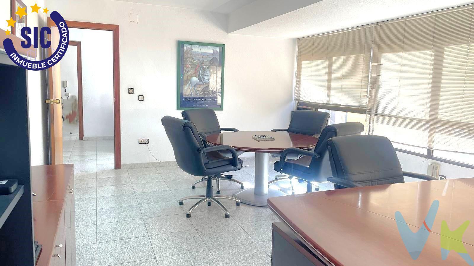 Características del Inmueble:. 	•	Superficie: 285 m² construidos. 	•	Uso: Destinado a oficinas con licencia de actividad en vigor. 	•	Ubicación: Zona centro de Castellón, en un edificio de tres plantas. 	•	Planta: Segunda planta con ascensor. 	•	Distribución:. 	•	Varios despachos con diversas medidas. 	•	Archivadores y espacios destinados al almacenamiento. 	•	Sala de espera. 	•	Distribución adaptable a diferentes necesidades profesionales. 	•	Entorno:. 	•	A pie de calle se encuentra el Colegio Oficial de graduados sociales. 	•	Zona estratégica en el centro de la ciudad, con fácil acceso y servicios cercanos. Este tipo de inmueble es ideal para bufetes, consultorías, empresas de servicios o cualquier negocio que necesite un espacio céntrico y funcional. ¿Quieres visitarlo? Pues no tardes.