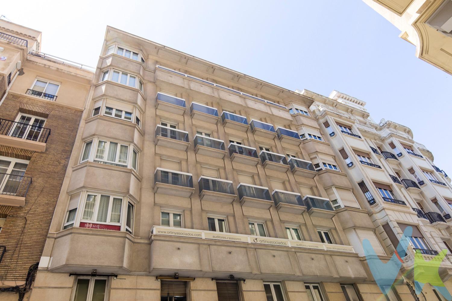 Dúplex con garaje en pleno centro de Zaragoza – Calle Zurita. Descubre este fantástico piso tipo dúplex ubicado en el corazón de Zaragoza, en la céntrica Calle Zurita. Una vivienda amplia, luminosa y muy especial, con aproximadamente 120 m² útiles mas 20m2 de altillo y plaza de garaje incluida. En la planta principal encontrarás un amplio salón, una cocina-comedor con salida a una cómoda terraza/galería y un baño completo. La primera planta se distribuye en tres dormitorios, uno de ellos con vestidor, un segundo baño, un pequeño despacho y, además, un acogedor ático recientemente reformado, ideal como cuarta habitación o zona de relax, destacando por su luminosidad y tranquilidad. La vivienda cuenta con:. Armarios empotrados. Ventilación cruzada. Estancias muy luminosas con techos abuhardillados y ventanas tipo Velux. Una opción ideal para quienes buscan vivir en el centro con todas las comodidades y espacio suficiente para toda la familia. ¡Llámenos para ampliar información y solicitar visita!. 