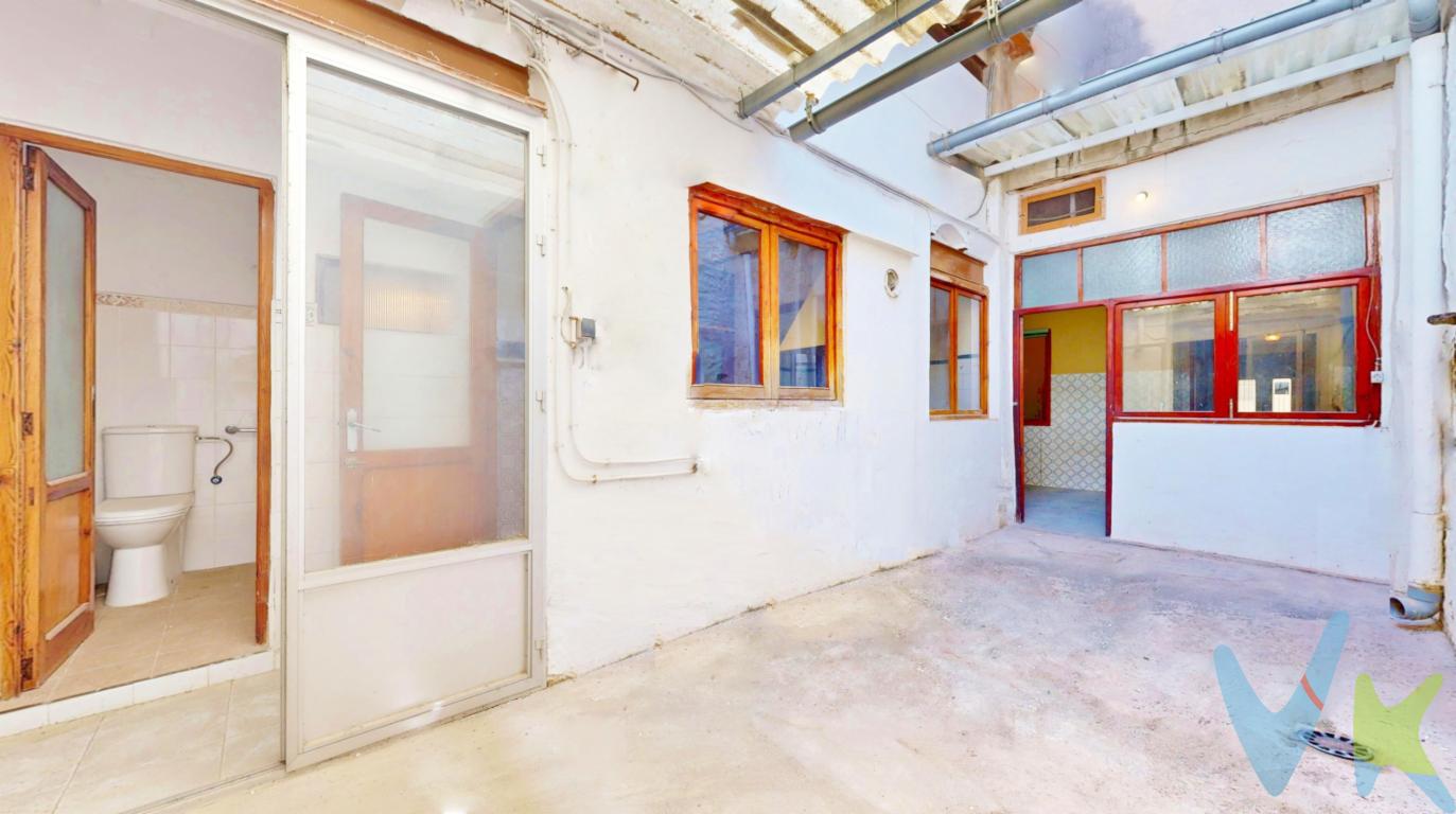 Gran casa de pueblo con garaje, patio, terrazas y grandes posibilidades en el centro de Ribarroja del Turia¿Buscas una vivienda amplia, con mucho sabor, para diseñar la casa de tus sueños? ¿O tal vez quieres invertir en una casa excepcional con muchísimas posibilidades? Esta magnífica casa de pueblo, situada en pleno centro de Riba-roja del Turia, es una oportunidad única para quienes valoran el espacio, la comodidad y una ubicación privilegiada.Construida sobre una parcela de 199 m², la vivienda cuenta con 316 m² distribuidos en dos plantas, ofreciendo múltiples posibilidades de reforma para adaptarla a tu estilo y necesidades.La distribución actual incluye:  8 amplios dormitorios, 2 baños, Plaza de garaje con capacidad para dos/tres vehículos. Patio interior de aproximadamente 10 m². Terrazas. Estancias amplias y muy luminosas, algo excepcional en una vivienda ubicada en el centro del municipio.Su excelente ubicación permite disfrutar de todos los servicios a un paso: Ayuntamiento, comercios, colegios, supermercados, restauración y zonas de ocio. Además, Riba-roja de Túria dispone de estación de Metrovalencia (Línea 9) y conexiones de autobús que comunican cómodamente con la ciudad de Valencia, playas y todos los servicios que esta ciudad ofrece.Una vivienda con encanto y un enorme potencial para convertirse en un hogar exclusivo, donde conservar el carácter de una casa de pueblo y disfrutar de todas las comodidades actuales.No dejes pasar esta oportunidad. Contacta con nosotros para más información o para concertar una visita.Si tienes que vender antes tu vivienda, llámanos y te asesoramos cómo hacerlo para además tener los mínimos gastos posibles y todas las garantías.  Agencia Registrada con el nº00516 en el Registro Obligatorio de Agentes Inmobiliarios de la Comunidad ValencianaPor mandato expreso del propietario, COMERCIALIZAMOS ESTE INMUEBLE EN EXCLUSIVA, lo que le garantiza el acceso a toda la información, a un servicio de calidad, un trato fácil, sencillo y sin interferencias de terceros. Por este motivo, se ruega NO MOLESTAR AL PROPIETARIO, a los ocupantes de la propiedad o a los vecinos. Muchas gracias por su comprensión. La oferta está sujeta a cambios de precio o retirada del mercado sin previo aviso. Este anuncio en su conjunto, incluyendo textos, fotos, imágenes o cualquier otro contenido de este, no es vinculante dado que la información es ofrecida por terceros y puede contener errores. Se muestra a título informativo y no contractual.El precio del inmueble no incluye los honorarios de la agencia, ni los gastos de notaría y registro de la propiedad (que están sujetos a aranceles y varían dependiendo del precio de escrituración), ni los impuestos (que en la Comunitat Valenciana varían dependiendo del precio del inmueble y de las características personales del comprador). Esta propiedad se pone a la venta con toda la documentación comprobada y en regla, por lo que ofrecemos GARANTIAS a los compradores.