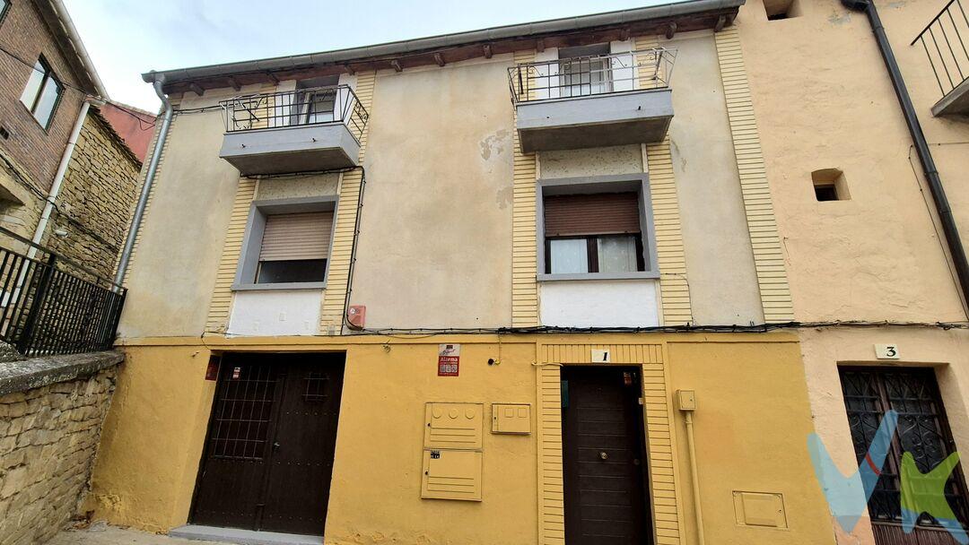 En el centro de San Martín de Unx localidad con mucho encanto y servicios,  muy cercana a Tafalla y Olite coronada por la iglesia de San Martín de Tours exponente del románico y rodeada de Bodegas de gran relevancia. Presentamos esta propiedad, en buen estado para entrar a vivir , con cédula de habitabilidad en vigor y muchas posibilidades en el futuro. 
Se compone de un local comercial en planta baja que ha tenido dirferentes usos con entrada independiente  baño y acceso a patio, que puede usarse como tal o alquilarlo o reconvertirlo en un espacio adicional de la vivienda. 
Vivienda que se desarrolla en las dos plantas superiores y cuenta con amplia cocina- comedor, sala de estar, 3 amplos dormitorios, y un espectacular baño completo. Además de un cuarto de lavandería y 2 espacios extra  en bajo-cubierta para 2 dormitorios adicionales , zona de despacho o estudio o lo que se te ocurra o necesites. 
Una completa propiedad a un precio sin competencia dado su estado y potencial. 
Llama y ven a visitarla porque merece la pena. 
 