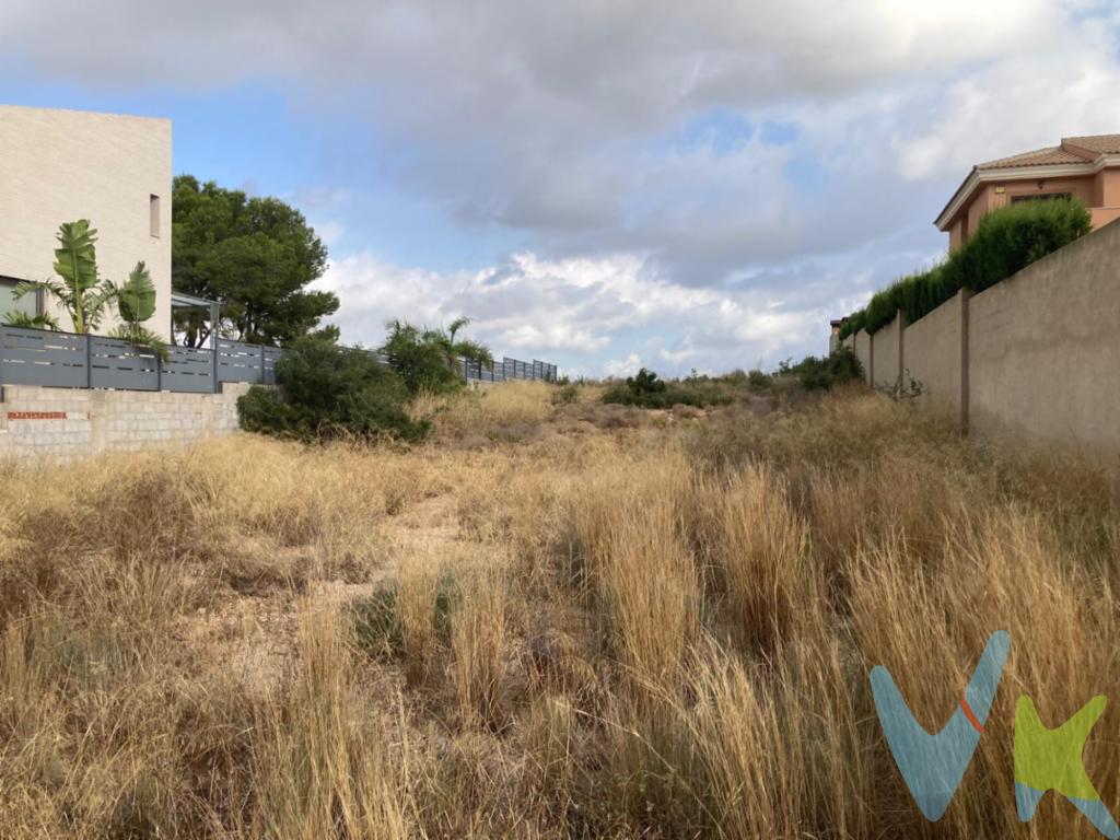 SOLAR URBANO CON TODOS LOS SERVICIOS, ideal para construir la vivienda de tus sueños en una zona tranquila y despejada, en la Urbanización Virgen de Monserrat, la cual se encuentra a 7 km del núcleo de la Población de Monserrat.La parcela se encuentra practicamente plana,  tiene una superficie de 832 m2, de forma rectangular, cuenta con una fachada a la calle principal de 14.50 metros.Se puede ocupar para la construcción de la futura vivienda un 30% del solar lo que viene a ser 240m2 por planta con un máximo de dos plantas, y la posibilidad de hacer además un sótano o garaje.También te permite hacer una vivienda en una única planta de hasta 240m2, lo cual puede  abaratar enormemente la futura construción.  Enclavada en un lugar privilegiado, y unas bonitas vistas, se encuentra a 14 km de Torrent,  23Km del centro de la ciudad de Valencia, y de la costa para disfrutar de las próximas playas. Dispone de buenas vias de accesos y bién comunicada, teniendo los servicios de puerto y aeropuerto a 20 minutos.Precio Negociable.