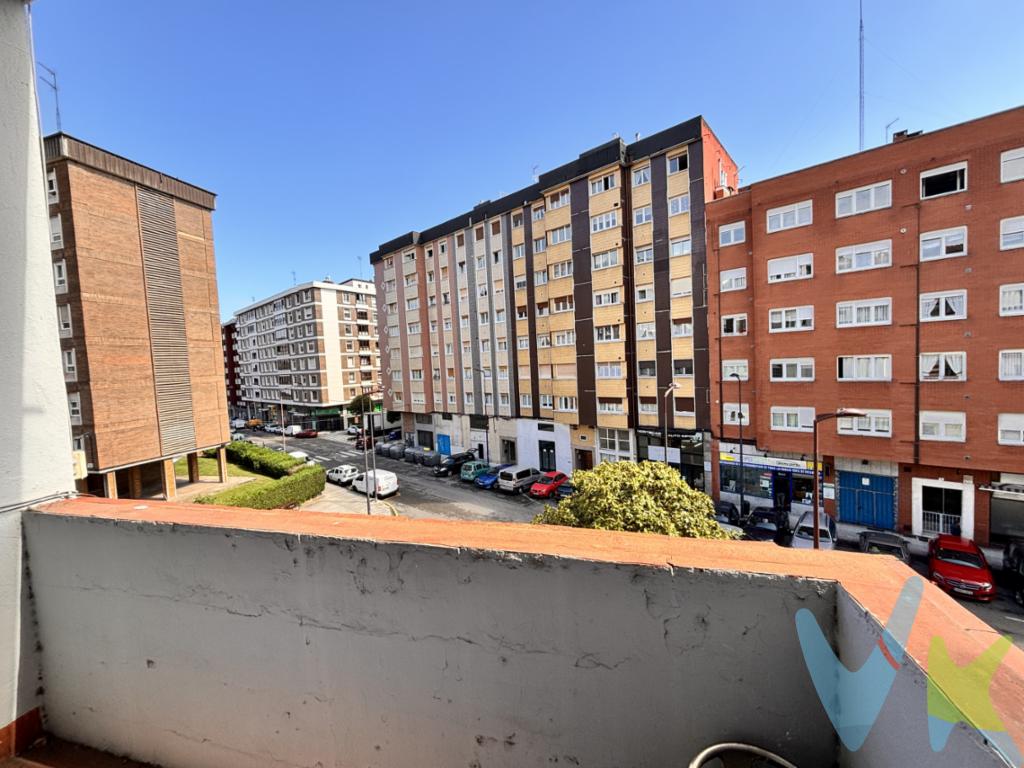 Ponemos en venta este piso con un precio inmejorable. Es una segunda planta sin ascensor con una distribución perfecta, sin apenas pasillo y con muchísima luz.Es una oportunidad perfecta para reformar a tu gusto como primera o segunda vivienda o para rentabilizar con alquiler de continuidad con una alta rentabilidad.¿Estás preparado para dar el siguiente paso? Solicita más información y agenda tu visita ahora mismo. Gastos e impuestos no incluidos en el precio. Honorarios de intermediación inmobiliaria a cargo del vendedor y honorarios de mediación inmobiliaria del 2% más I.V.A. con un mínimo de 2000 euros mas I.V.A a cargo del compradorA título orientativo, en segundas transmisiones, el comprador abonará el Impuesto sobre Transmisiones Patrimoniales (ITP). Para consultar los porcentajes del ITP en Asturias puede hacerlo a través de la web oficial de servicios tributarios del Principado de Asturias https://sede.tributasenasturias.es/sites/sede/default/es_ES/Que-quieres-hacer/Transmisiones-Patrimoniales-y-AJD. La base imponible será el mayor valor entre precio de compraventa, tasación o valor de referencia catastral. Gastos de notaría y registro según aranceles variables según precio, número de copias y complejidad.  El comprador escoge libremente notario. El vendedor asume la plusvalía y el resto de gastos son del comprador. Si se precisa hipoteca: Tasación, condiciones y costes bancarios según entidad elegida por el comprador; así como los gastos de gestoría y cualesquiera otros inherentes a la formalización de la compraventa. De acuerdo con la ley, no se incluyen en el precio otros gastos o tributos que legalmente correspondan al comprador.. El consumidor tiene derecho, conforme a la normativa vigente, a disponer de información y documentación adicional relativa al inmueble y condiciones de la compraventa, accesible en la sede física . La agencia actúa exclusivamente como intermediaria en la operación. Cualquier compraventa y sus condiciones quedan sujetas en todo caso a la aceptación expresa del vendedor del inmueble y a la posterior formalización del correspondiente contrato. El presente anuncio tiene carácter meramente informativo; la información suministrada se corresponde con la disponible a la fecha de publicación, pudiendo variar en función de las circunstancias o actualizaciones legales, contractuales y fiscales.  