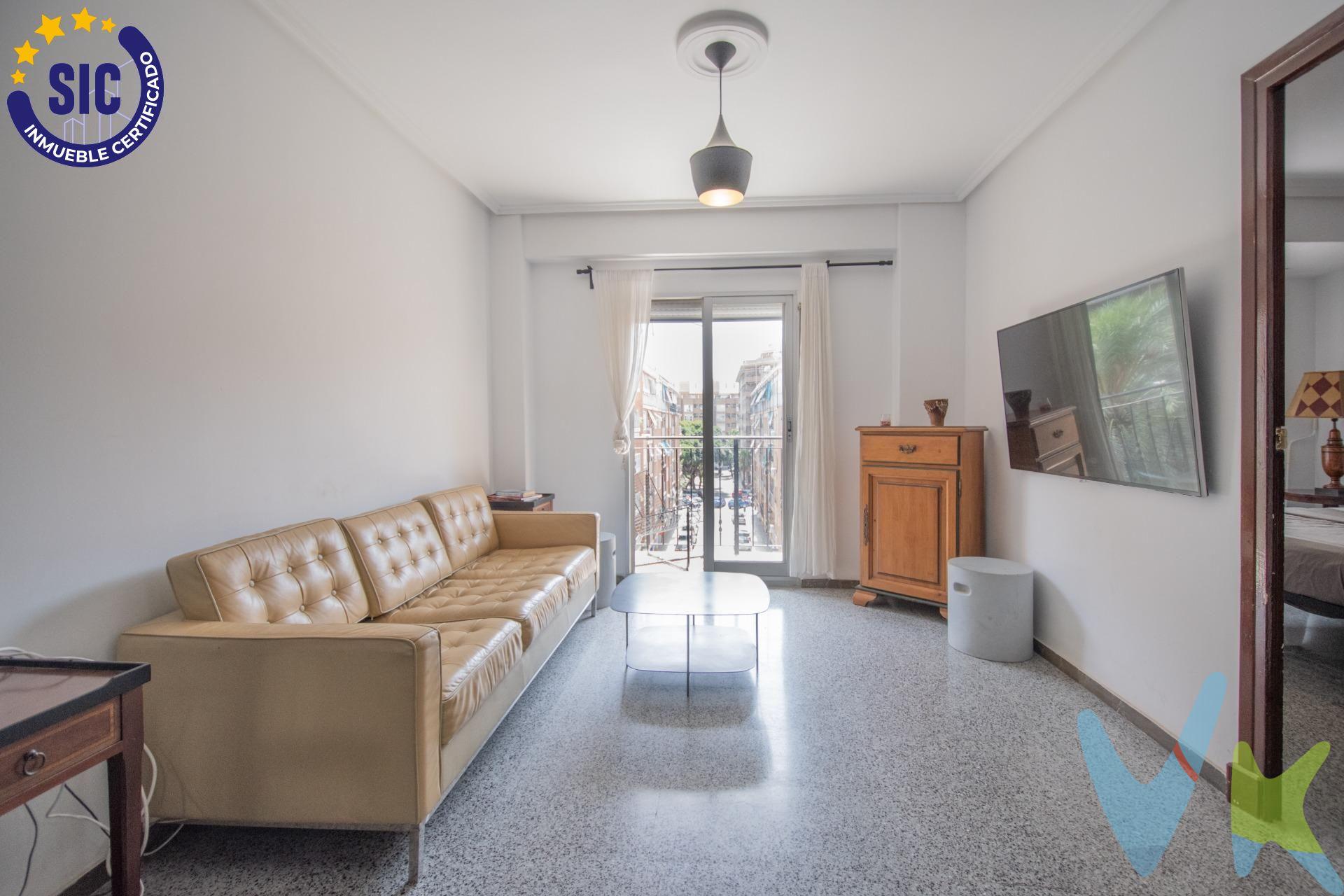 Te presentamos en una de las zonas más valoradas y con mejor conexión de Valencia, te presentamos una vivienda que combina amplitud, luminosidad y una distribución pensada para disfrutar cada espacio. Uno de sus grandes atractivos es su impresionante cocina: amplia, luminosa y con una distribución que invita a cocinar, compartir y vivirla. No es solo una cocina, es un auténtico punto de encuentro, con metros de sobra para una gran mesa de comedor, reuniones improvisadas o cenas en buena compañía. Además de su diseño cuidado y funcional, ofrece una ventilación cruzada perfecta hacia el comedor, creando una sensación continua de frescura y bienestar. El comedor ofrece un espacio amplio y versátil, conectado actualmente con dos habitaciones, lo que amplía la sensación de apertura y multiplica las posibilidades de distribución según tus necesidades. Desde aquí se accede a un pequeño balcón con vistas abiertas a la calle: un rincón perfecto para tomar el aire, dejar entrar la luz o asomarte al ritmo del barrio. La vivienda cuenta con cuatro habitaciones bien distribuidas, con opciones para dormitorios, despacho o zonas polivalentes, y dos baños completos, lo que aporta comodidad tanto para familias como para quienes necesitan espacio adicional. La orientación y la distribución permiten que la luz natural inunde cada estancia durante todo el día, reforzando esa sensación de amplitud y bienestar que se respira en todo el piso. Ubicada en L'hort de Senabre, un barrio consolidado, con todos los servicios a mano, zonas verdes, comercios, colegios y una excelente comunicación en transporte público, esta vivienda lo tiene todo para convertirse en tu nuevo hogar o en una inversión con futuro. Una oportunidad que no aparece todos los días. Te lo estás perdiendo. No pierdas la oportunidad única de visitar este hogar lleno potencial – ¡te lo estás perdiendo! Ven a conocerlo hoy mismo. Mobiliario, vehículos y otros elementos decorativos y personales de la propiedad no incluidos. Impuestos, gastos de compraventa, intermediación y financiación no incluidos.