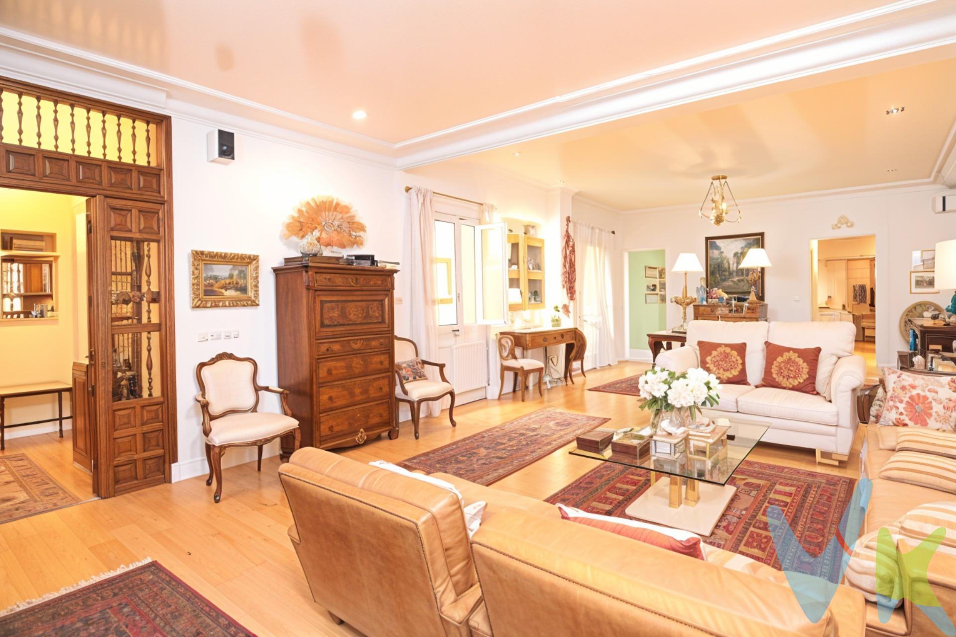 En una de las zonas más exclusivas y silenciosas del Barrio de Salamanca se alza esta elegante vivienda de 187 m² construidos, orientada al este y bañada por la luz natural en su parte exterior desde primera hora del día. Al cruzar la puerta acorazada, el espacio sorprende: un señorial recibidor con una celosía de madera con balaustres torneados, típica de trabajos artesanales de ebanistería de estilo clásico español,  un gran salón-comedor de unos 80 m², concebido para disfrutar, recibir y vivir con amplitud absoluta. La propiedad ofrece tres dormitorios, diseñados para el confort y el descanso. El principal es una auténtica suite privada, equipada con armarios empotrados de 11 hojas y un baño en suite con bañera de hidromasaje y ducha, un espacio perfecto para desconectar. Otros dormitorio exterior con balcon a la calle y  armario empotrado, y un tercer dormitorio que ahora está como acogedor despacho, ideal para trabajar en casa con tranquilidad. La cocina, independiente y completamente equipada, con puerta de servicio y aseo y zona de lavado, está pensada para quienes disfrutan cocinando con calidad y comodidad. Entre otros detalles destacados, la casa cuenta con tres balcones, aire acondicionado, persianas mecanizadas y calefacción central con contadores individuales, que permite un consumo más eficiente. La finca ofrece todo lo necesario para una vida cómoda y segura. El precio incluye una plaza de garaje y trastero, ascensor, servicio de conserjería, acceso para personas con movilidad reducida (PMR) y una ubicación privilegiada dentro de una zona privada y extremadamente tranquila. La zona: un enclave privilegiado del Barrio de Salamanca. Vivir aquí significa disfrutar de uno de los entornos más exclusivos y cotizados de Madrid. El Barrio de Salamanca combina a la perfección elegancia, historia y modernidad: calles arboladas, edificios señoriales y una atmósfera sofisticada que lo convierten en un lugar incomparable. A pocos pasos se encuentran algunas de las mejores boutiques, galerías y restaurantes de la ciudad, así como una amplia oferta de servicios de primera necesidad: supermercados, centros médicos, colegios y espacios culturales. La comunicación es otro de sus grandes atractivos. La vivienda está rodeada de excelentes conexiones de transporte, con varias líneas de metro y autobús muy próximas, además de un rápido acceso a las principales vías de la ciudad. Todo ello garantiza una movilidad ágil y cómoda tanto para desplazamientos diarios como para disfrutar de Madrid al completo. Un enclave perfecto para quienes buscan calidad de vida, exclusividad y la comodidad de tenerlo todo a un paso, en pleno corazón de una de las zonas más prestigiosas de la capital. 💎 Espacio, elegancia y serenidad en el corazón del Barrio de Salamanca. 💠 Una oportunidad única para quienes buscan exclusividad, amplitud y el máximo confort en Madrid.