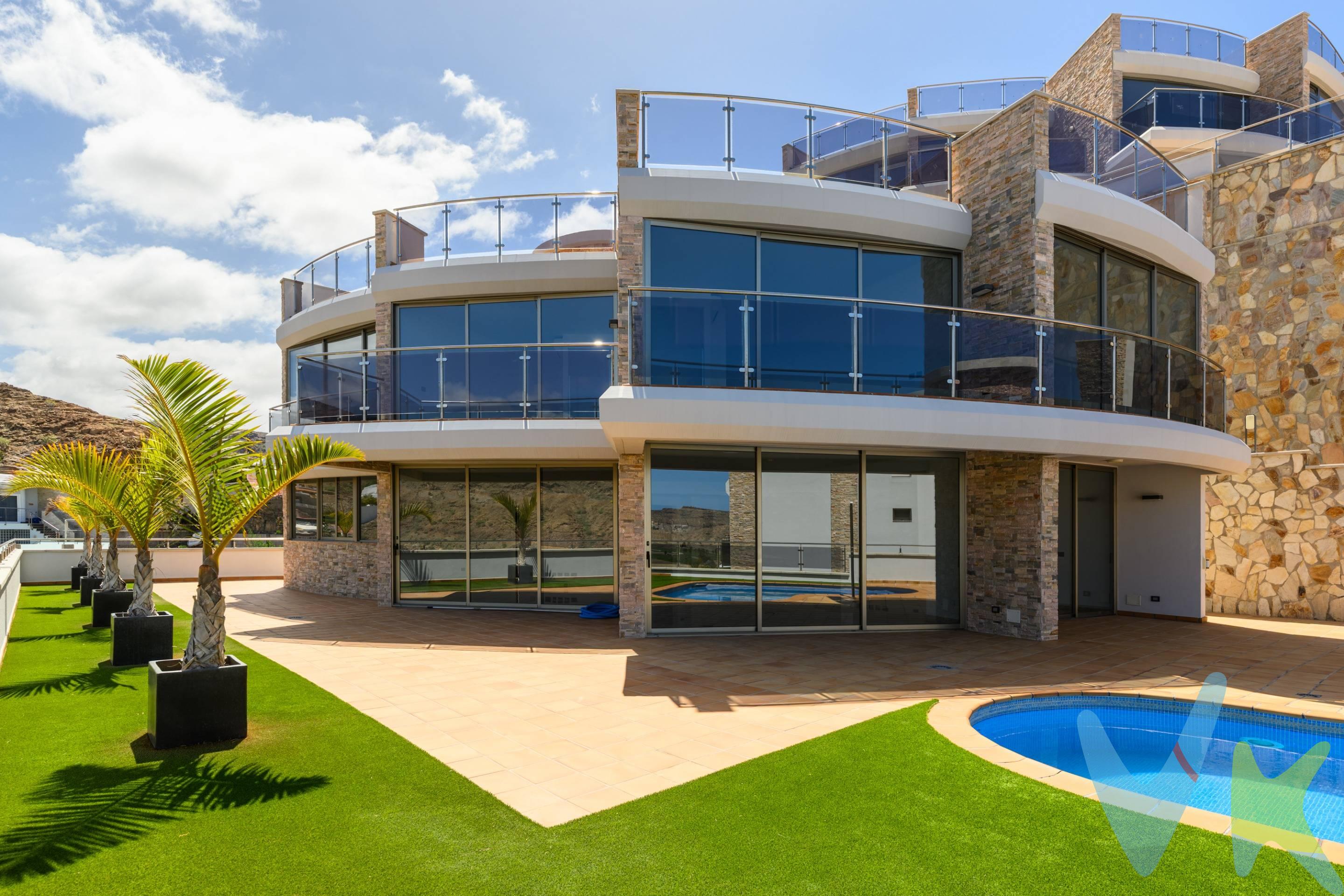 Exclusivas Villas en Tauro Hill – Un Paraíso Bajo el Sol 🌞. En venta maravillosas y espaciosas villas en una de las zonas más soleadas de Gran Canaria. Tauro Hill es un enclave privilegiado, a pocos minutos de la playa, donde el sol brilla todo el año y el clima es considerado uno de los mejores del mundo. 🏝 Las Islas Afortunadas. Gran Canaria, con su ubicación excepcional, goza de temperaturas perfectas durante todo el año, entre 25 y 30 grados en verano, siempre frescas y equilibradas por la brisa de los vientos alisios. Un entorno idílico donde la naturaleza y el bienestar se funden en un equilibrio perfecto. Un hogar pensado para enamorar. Estas villas han sido diseñadas para quienes buscan algo más que una casa: un refugio exclusivo donde la luz, los espacios abiertos y el diseño vanguardista crean un ambiente de absoluta armonía. Grandes ventanales permiten que el sol inunde cada rincón, mientras que la distribución fluida conecta el interior con el exterior de manera natural. Distribución única y versátil. Cinco plantas:. 🔹 Planta principal: Espacio diáfano con posibilidad de diseñar cocina a medida, salón-comedor amplio, aseo de cortesía y acceso a terraza con jardín, zona chill out y piscina. 🔹 Primera planta – Zona de descanso: Cuatro dormitorios, todos con baño privado y acceso a terrazas individuales. 🔹 Planta superior – Mirador de ensueño: Una terraza panorámica que rodea toda la villa, perfecta para disfrutar del clima y las vistas inmejorables. 🔹 Planta sótano: Con baño completo, zona de lavandería, y garaje para tres vehículos. 🔹 Planta adicional – Espacio independiente de 200 m²: Esta planta extra, exclusiva de esta villa, cuenta con entrada independiente, ventilación, luz natural y suelo de mármol. Ideal para crear una segunda vivienda con tres dormitorios, cocina y salón. Una oportunidad perfecta para inversores que quieran dividir la propiedad en dos unidades habitables.  🔹 Zona de piscina: Equipada con baño completo para mayor comodidad. Ademas, un ascensor que cubre todas las plantas para mayor comodidad de toda la familia. Un proyecto diseñado al detalle. Las villas están casi terminadas, permitiendo a los nuevos propietarios personalizar los espacios finales. Presentamos un proyecto exclusivo que redefine cada estancia, incluyendo una cocina de diseño completamente equipada y una cuidada selección de mobiliario y decoración. Todo con acabados de lujo, modernidad y elegancia, con precios cerrados y una entrega en solo tres meses, asegurando que el resultado sea exactamente como en los renders. Los materiales con los que se ha hecho esta construcción destaca por sus acabados de algta calidad. Destacamos;. Pavimento de mármol Crema Marfil en interiores y revestimientos de baño a juego. Encimeras y platos de ducha en mármol, con mamparas de vidrio templado y columna de ducha. Preinstalación de aire acondicionado en todas las estancias. Carpintería exterior en aluminio inox mate serie 3000 con doble acristalamiento. Ascensor en todas las plantas. Barandillas de acero inoxidable 316 con vidrio laminado. Pérgola modelo Maspalomas. Piscina equipada con luz y bomba de calor para regulación de temperatura, revestida con azulejo vítreo. Fachada revestida con piedra natural y sistema de iluminación LED en interior y exterior. Videoportero y sistema de seguridad. Instalación de aspiradora en planta baja y alta. Sistema de aerotermia para calentar el agua. Puertas interiores de DM macizo lacado en blanco. Tu oasis de tranquilidad y exclusividad. Si buscas un lugar donde el lujo, la serenidad y el clima perfecto se unan en un solo espacio, esta villa es para ti. 📩 Contáctanos y descubre tu nuevo hogar en Tauro Hill.