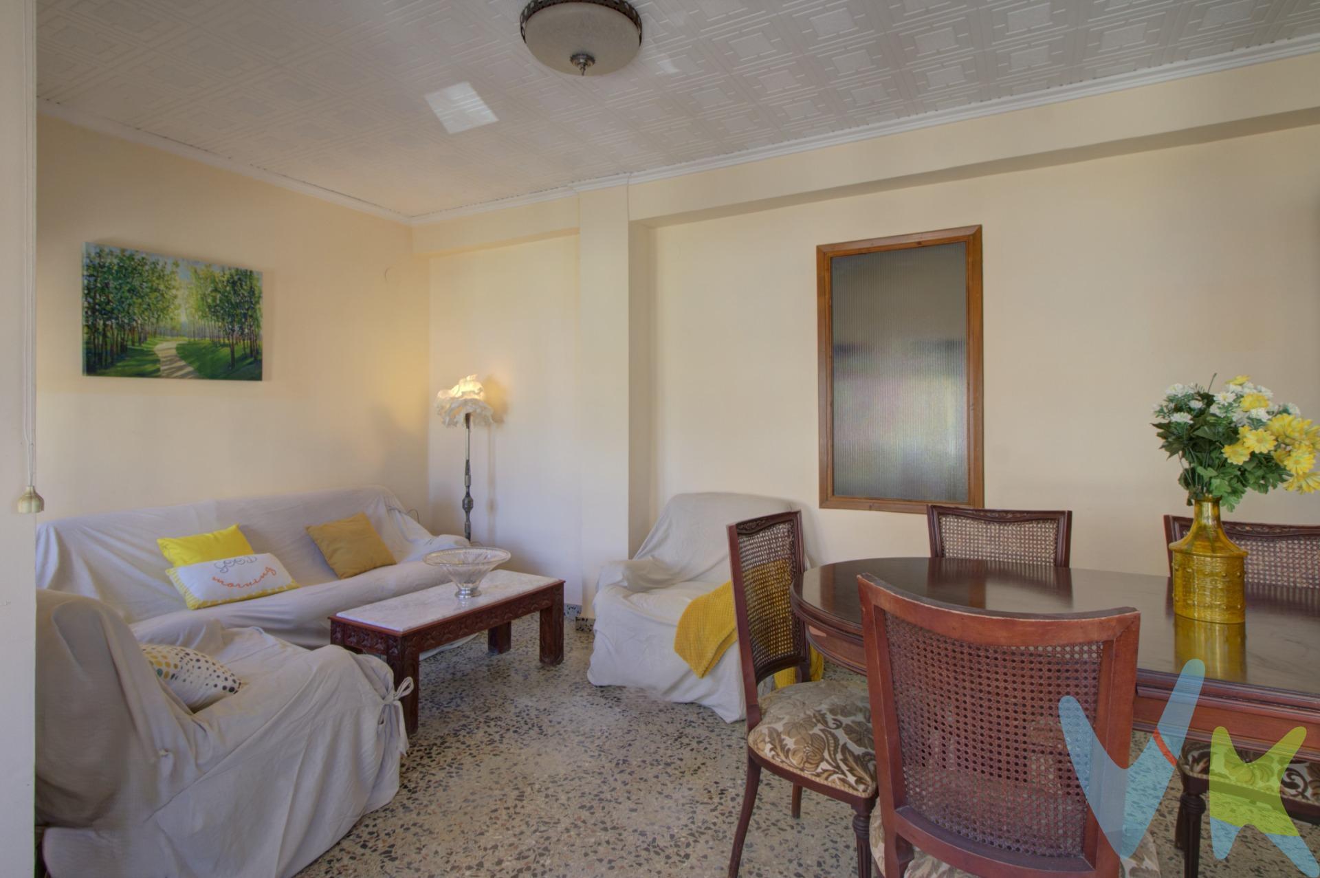 Descubre este amplio piso situado en la encantadora ciudad de Nules, idealmente ubicado a solo unos minutos caminando de la estación de tren y del mercado municipal. Este espacio luminoso cuenta con dos habitaciones dobles perfectas para acomodar a tu familia o crear un acogedor hogar donde disfrutar momentos inolvidables. Además, dispone de una habitación adicional que puede transformarse en oficina o sala de juegos según tus necesidades. Con su orientación este-oeste, podrás aprovechar al máximo la luz natural durante todo el día y disfrutarás también del aire fresco marino gracias a su proximidad al litoral mediterráneo, tan solo a cinco kilómetros. Esta propiedad es una oportunidad excelente tanto si buscas invertir como si deseas establecerte en esta zona tranquila pero bien comunicada. Si lo necesitas, te ayudamos con la financiación. Los impuestos, gastos de notaría, registro y honorarios de agencia no están incluidos en el precio de venta. Para mayor seguridad en la compraventa, todas nuestras viviendas poseen FICHA DE CERTIFICACIÓN DE INMUEBLES registrada por la Asociación de Inmobiliarias de la Comunidad Valenciana ASICVAL. Antes de comprar o de entregar las arras, pida el Certificado de la vivienda para estar seguro y tranquilo sobre la situación legal, urbanística y de cargas de la misma. RK ESTAÑOL, mercantil Inmobiliaria Quasablanqua, SL, está inscrita en el Registro de Agentes de Intermediación Inmobiliaria de la Comunidad Valenciana RAICV con el número de registro 1511. Descubre Nules, una encantadora localidad al sur de Castellón, en la Plana Baja, con fácil acceso desde Castellón y Valencia por carretera o tren. Ofrece una amplia gama de servicios, como supermercados, restaurantes y actividades deportivas, además de estar cerca de hermosas playas sostenibles y tranquilas. No te pierdas el Estany de Nules para observar la diversa vida silvestre, ni la majestuosa sierra de Espadán. Nules combina sol, mar y naturaleza para brindarte una experiencia inolvidable en la Plana Baja de Castellón.