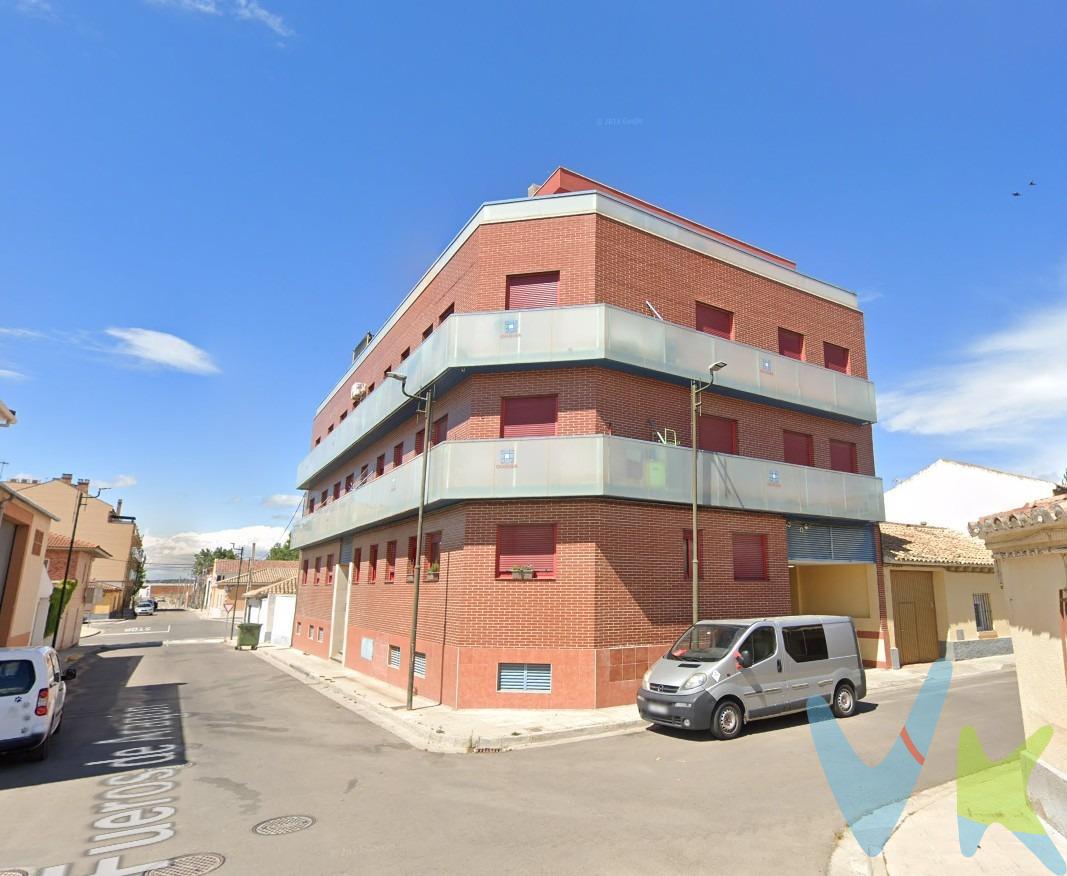 <B>VILLANUEVA DE GALLEGO:</B>  Edificio completo en rentabilidad, dividido en 14 viviendas entre apartamentos, pisos y áticos dúplex con terraza, todas con amplias plazas de garaje.  Edificio construido en 2.009, con ascensor.  Todas las viviendas disponen de calefacción individual a gas, ventanas de aluminio con cristales climalit, suelos de tarima y se encuentran amueblados.  Una gran oportunidad para inversores.