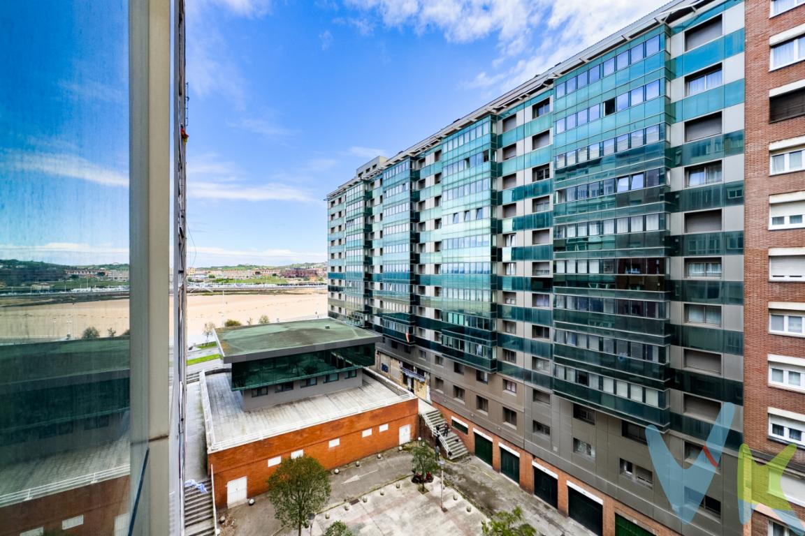 En el barrio de La Arena, donde la ciudad se acerca al mar sin perder su pulso urbano, esta vivienda ofrece una de esas sorpresas que no se anuncian a primera vista.Tras su distribución posterior se esconde un privilegio poco habitual: una galería acristalada desde la que el mar de la Playa San Lorenzo aparece en el horizonte, discreto pero presente, acompañando el día a día con luz cambiante y calma.El piso cuenta con dos habitaciones y un baño, y espera una actualización que lo lleve a su mejor versión. Su base permite imaginar un espacio más actual, cuidado y elegante, donde cada estancia gane en coherencia y confort.Una oportunidad singular en Gijón, a pocos pasos de la Playa de San Lorenzo, para crear un hogar con vistas inesperadas y un encanto que no se revela del todo hasta entrar. No pierda la oportunidad de conocerla en persona: solicite una visita y descubra todo lo que este piso puede ofrecerle.Se informa a los interesados que el precio de venta indicado no comprende el Impuesto de Transmisiones Patrimoniales (ITP) , los gastos asociados a la compraventa (notaría, registro de la propiedad y otros) ni los honorarios de la agencia inmobiliaria a cargo del comprador.