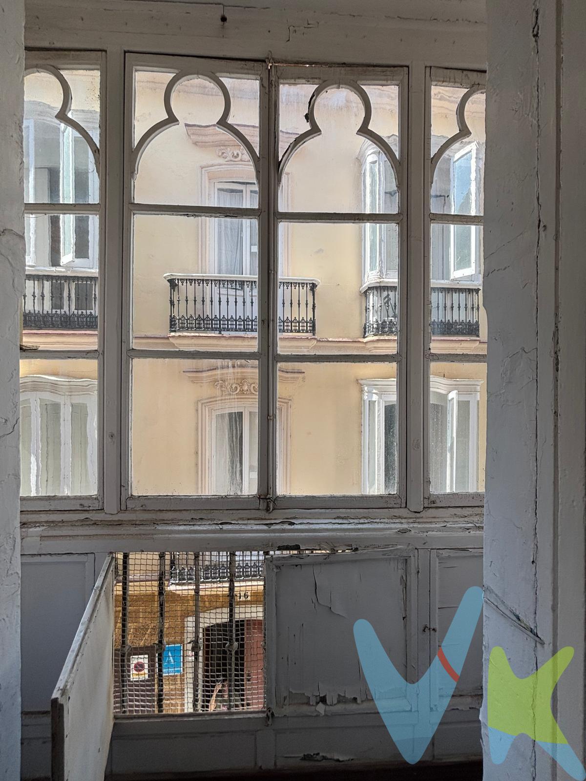 ¿Buscas un lienzo en blanco con alma, carácter y en la ubicación más cotizada de Cádiz? Esta vivienda es la joya que estabas esperando para dar vida al proyecto de tus sueños en pleno casco histórico.  Ubicación Inmejorable. Situado en la emblemática Plaza del Palillero, en el corazón vibrante de la ciudad. Vivirás rodeado de toda la oferta cultural, comercial y de servicios que ofrece el centro de Cádiz, con la comodidad de tenerlo todo a un paso.  Características Principales. Espacios con Alma: Segunda planta (sin ascensor) con techos muy altos y paramentos tradicionales que conservan la autenticidad de las fincas clásicas gaditanas. Detalles Originales: Magníficas vigas vistas que aportan calidez y un carácter histórico inigualable. Luz a Raudales: Vivienda exterior y muy luminosa, con estancias amplias que respiran desahogo. Arquitectura Típica: Cuenta con grandes huecos de balcón y cierros que abren tanto a la calle como a una bonita galería volcada al patio de acceso tradicional. Finca Impecable: El edificio se encuentra en excelente estado de conservación y cuenta con la ITE (Inspección Técnica de Edificios) ya pasada, lo que te garantiza total tranquilidad.  Un Lienzo en Blanco para tu Proyecto. La distribución y la amplitud de sus estancias ofrecen un sinfín de posibilidades de reforma. Es la propiedad ideal tanto para diseñar una vivienda residencial única y lujosa, como para desarrollar un proyecto de inversión con el encanto auténtico del sur. ¡No dejes escapar esta oportunidad! Las propiedades con esta identidad y en esta localización vuelan. 📞 ¿Quieres venir a verlo?. No lo dudes más. Llámanos hoy mismo y agenda tu visita. Ven a conocer este estupendo piso y descubre todo el potencial que te espera en el centro de Cádiz. ¡Tu proyecto empieza aquí!