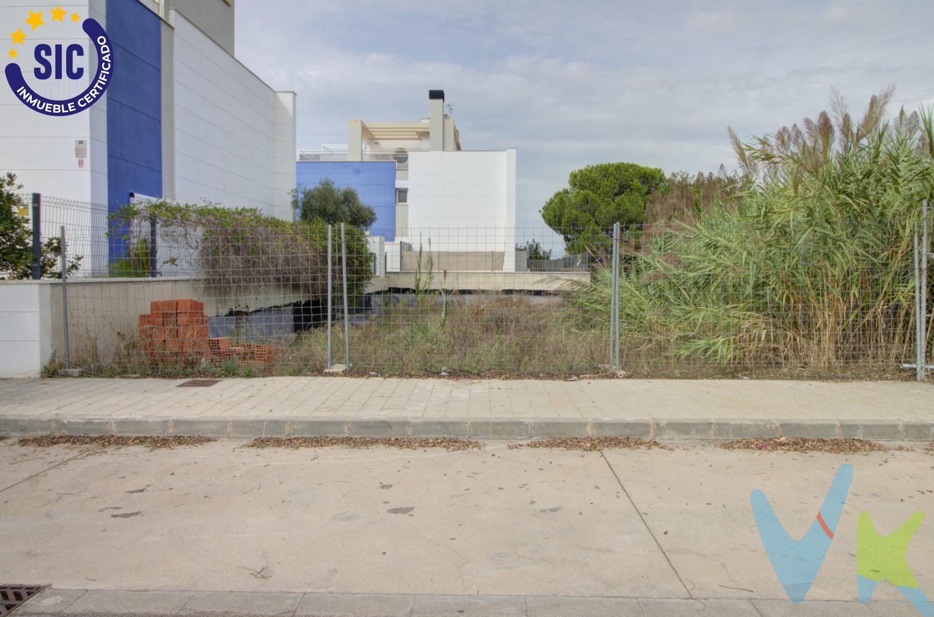 A pocos pasos del mar, este terreno urbano ofrece algo más que una parcela donde construir: permite avanzar hacia una vivienda propia en la playa de Almenara partiendo de un proyecto que ya ha comenzado a tomar forma. Con más de 200 m² de superficie y orientación este, se encuentra a tan solo 100 metros de la playa, una distancia que convierte el Mediterráneo en parte natural del día a día. Salir a caminar por la mañana, acercarse al mar sin necesidad de coger el coche o disfrutar de las tardes de verano adquiere aquí otra dimensión. Uno de sus principales valores es que cuenta con licencia de obra vigente hasta septiembre de 2027 y, además, dispone de un proyecto básico ya presentado. Dos aspectos especialmente interesantes para quien quiera construir y valore encontrar parte del camino administrativo ya iniciado. Su orientación este favorece especialmente la luz de las primeras horas del día, mientras que sus más de 200 m² ofrecen la base para desarrollar el proyecto previsto, siempre conforme a la documentación y normativa urbanística correspondientes. Es una propuesta especialmente atractiva para quien busca construir su residencia habitual cerca del mar o crear una segunda vivienda en la costa de Almenara, con la ventaja de no partir completamente desde cero. Contacta con nosotros para conocer la parcela y consultar la documentación disponible. Si lo necesitas, te ayudamos con la financiación. El precio del inmueble no incluye los honorarios de la agencia que ascienden al 3% del precio final del inmueble más IVA, ni los gastos de notaría y registro de la propiedad (que están sujetos a aranceles y varían dependiendo del precio de escrituración), ni los impuestos (que en la Comunitat Valenciana dependen del precio del inmueble y de las características personales del comprador). Para mayor seguridad en la compraventa, todas nuestras viviendas poseen FICHA DE CERTIFICACIÓN DE INMUEBLES registrada por la Asociación de Inmobiliarias de la Comunidad Valenciana ASICVAL. Antes de comprar o de entregar las arras, pida el Certificado de la vivienda para estar seguro y tranquilo sobre la situación legal, urbanística y de cargas de la misma. 