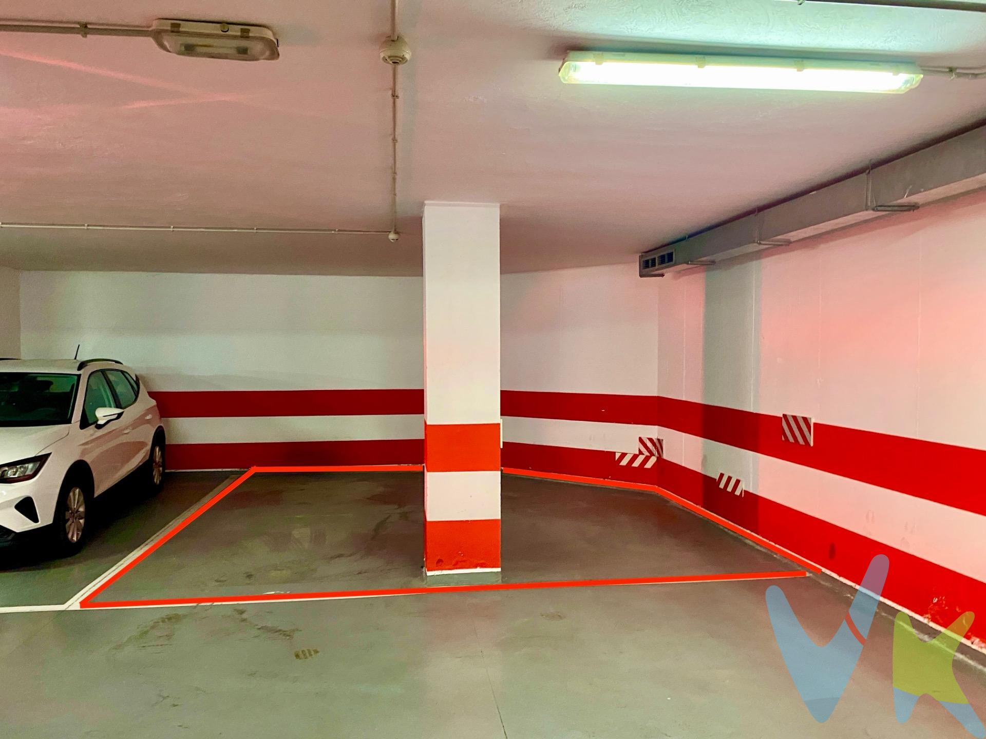 Ubicada estratégicamente en el corazón del encantador pueblo costero de Arguineguín, esta plaza de garaje ofrece una superficie útil impresionante de 22,65 m2. . Ideal para quienes buscan comodidad y funcionalidad, la plaza permite estacionar un coche grande y dos motocicletas adicionales o un vehículo compacto como un Smart. . El acceso se realiza a través de un portón eléctrico con control remoto que garantiza seguridad y facilidad al entrar y salir. La entrada cuenta con una amplia rampa que facilita las maniobras dentro del espacio cerrado. . Este garaje comunitario está bien mantenido y presenta excelentes condiciones generales; sin duda representa una inversión práctica tanto para residentes locales como visitantes frecuentes a la zona. *Visita a la propiedad*: Todos los interesados ​​deben presentar un documento de identidad válido, como el DNI, el NIE o el pasaporte, antes de la visita. Además, deben firmar un formulario de visita al entrar en la propiedad. INFORMACIÓN ADICIONAL:. - El uso de la propiedad está sujeto a la legislación aplicable. - El precio de venta no incluye impuestos ni gastos adicionales de compraventa, como el Impuesto de Transmisiones Patrimoniales (6,5% o 1% para la primera transmisión, más el IGIC correspondiente en este último caso), los gastos de registro de la propiedad, los gastos de notaría y los honorarios de corretaje. - La información de la propiedad puede contener errores y cambios involuntarios. 