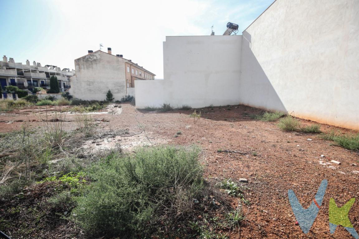  **Exclusiva Parcela en Venta en Sagunto Zona Doctor Palos Alto Palancia**Presentamos una magnífica parcela disponible para la venta en una de las áreas más codiciadas de Sagunto-Sagunt, situada en la emblemática zona de Doctor Palos, Alto Palancia.Esta parcela parcela de una excelente ubicación con inmejorables conexiones de transporte. A tan solo unos minutos se encuentra la estación de tren, facilitando el acceso rápido a las principales ciudades de la región. Asimismo, varias líneas de autobús están disponibles en las cercanías, asegurando un cómodo traslado tanto hacia el centro de Sagunto como hacia otras localidades vecinas.Al adquirir esta parcela, usted invierte en un terreno de generosas dimensiones que ofrece múltiples posibilidades de uso. Ya sea para crear un hogar soñado, establecer un negocio familiar o desarrollar un espacio para actividades al aire libre, esta propiedad le ofrece el marco perfecto para llevar a cabo sus proyectos.Es importante destacar la riqueza en biodiversidad del área circundante, lo que favorece actividades como el senderismo y el ciclismo, permitiéndole disfrutar del aire libre en su máxima expresión. Vivir aquí es sinónimo de calidad de vida y de conexión con la naturaleza, sin sacrificar las ventajas de tener medios de transporte público eficientes a su alcance.Para obtener más información o concertar una visita, no dude en ponerse en contacto con nosotros. Estaremos encantados de atenderle personalmente y de guiarle en el proceso de descubrir todo lo que esta increíble parcela puede brindar. ¡No pierda la oportunidad de conocer este especial enclave en Sagunto-Sagunt y haga su sueño realidad!El precio indicado no incluye gastos ni otros conceptos. A tal efecto, se informa que al referido precio habrá que añadirle los gastos propios de la transmisión inmobiliaria, entre los que cabe enumerar los siguientes: honorarios notariales, impuesto al que se encuentre sujeta la transmisión (Impuesto sobre el Valor Añadido o Impuesto sobre Transmisiones Patrimoniales y Actos Jurídicos Documentados, según el caso), gastos de inscripción en el Registro de la Propiedad y honorarios de intermediación de la agencia inmobiliaria.. Por mandato expreso del propietario, comercializamos este inmueble en exclusiva, por lo que garantizamos un servicio de calidad, un trato fácil, sencillo y sin interferencias de terceros. Muchas gracias por su comprensión. Si Usted es agencia inmobiliaria y tiene un cliente para este inmueble, llámenos, estaremos encantados de colaborar en esta y otras operaciones. 