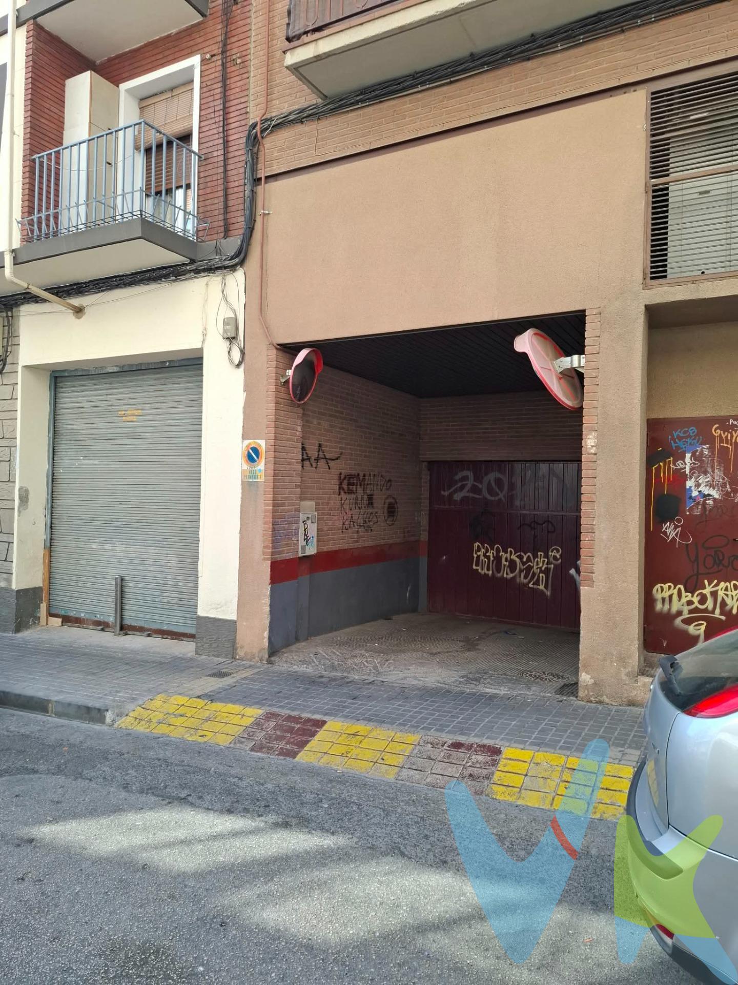 Se pone a la venta plaza de garaje situada en el primer sótano de un edificio ubicado en avenida de América, 59, en una zona bien comunicada de Zaragoza. 📐 Dimensiones: 4,29 m de largo × 2,25 m de ancho. 📍 Ubicación y accesos. Acceso con el coche desde la calle Juan Cabrero. y además también peatonalmente por unas escaleras. Situada en una zona con buenas comunicaciones y fácil conexión con las principales vías de la ciudad. Próxima a la Z-30 y Z-40, facilitando los desplazamientos tanto por Zaragoza como hacia otras localidades. 🔑 Una opción práctica. Una plaza de garaje que permite disponer de un espacio propio para estacionar el vehículo, evitando vueltas innecesarias en la búsqueda de aparcamiento y con una ubicación estratégica para los desplazamientos diarios. Si buscas una plaza de garaje en la zona de avenida de América, esta puede ser una buena oportunidad. 🚘. **NOTA HISTÓRICA: América, segundo continente más grandes después de Asia. ****Gastos e impuestos no incluidos. A título orientativo, en segundas transmisiones, el comprador abonará: Impuesto sobre Transmisiones Patrimoniales (ITP), tipo general en Aragón al 8% (*). Base de cálculo: mayor valor entre precio de compraventa o valor de referencia catastral. Gastos de Notaría y Registro: Aranceles variables según precio, número de copias y complejidad; cálculo según tarifas normativas. Si se precisa hipoteca: Tasación, condiciones y costes bancarios según entidad elegida por el comprador; así como gastos de gestoría y cualesquiera otros inherentes a la compraventa. No se incluyen otros gastos o tributos que puedan por Ley corresponder al comprador. Operación sujeta a doble mediación. Existen honorarios a cargo del comprador, salvo pacto en contrario, no incluidos en PVP. El consumidor conforme a la normativa vigente podrá solicitar información y documentación adicional relativa al inmueble, sus características, condiciones de la operación y del servicio de mediación en la oficina y/o a través de nuestro teléfono de contacto o mail. La agencia actúa exclusivamente como intermediaria en la compraventa, cuyas condiciones, en todo caso, estarán sujetas a la aceptación expresa del vendedor del inmueble y posterior formalización del contrato. La información suministrada se corresponde con la disponible a la fecha de publicación, pudiendo variar en función de las circunstancias o actualizaciones legales, contractuales y fiscales. Anuncio de carácter meramente informativo. Para una información exhaustiva sobre el funcionamiento, tipos impositivos y bonificaciones del ITP en Aragón, puede consultar el portal oficial de la Agencia Tributaria Autonómica. Tarifas notariales y registrales reguladas en el Anexo I del Real Decreto 1426/1989 y Anexo I del Real Decreto 1427/1989, respectivamente. Anuncio no vinculante, puede contener errores.