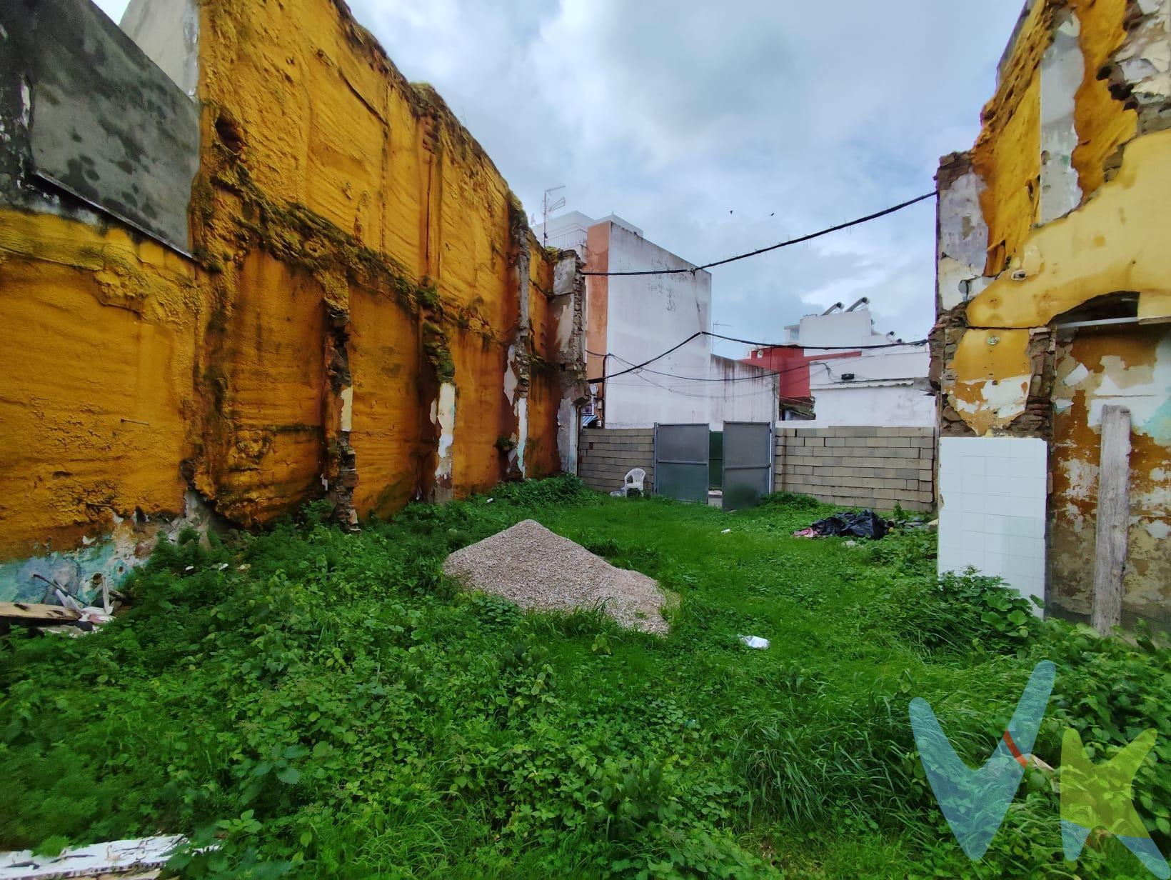 Parcela urbana en venta en pleno centro de La Línea de la Concepción, una ubicación privilegiada que ofrece comodidad, servicios y excelente proyección de futuro. La parcela cuenta con una superficie de 275 m², ideal para la construcción de una vivienda unifamiliar, edificio residencial o proyecto de inversión. Situada en una zona consolidada, rodeada de todo tipo de servicios como comercios, colegios, transporte público y zonas de ocio, lo que garantiza una alta demanda y revalorización. Una oportunidad única para promotores, inversores o particulares que buscan desarrollar un proyecto a medida en una de las zonas más céntricas y demandadas de la ciudad. Gastos de la compraventa y honorarios de la agencia NO incluidos