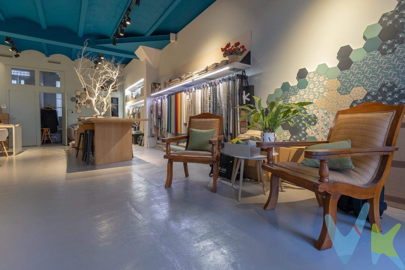 Local reformado con encanto en el centro de Sitges. Ubicado en una calle tranquila del centro de Sitges, este local de 97 m² combina a la perfección estilo, funcionalidad y ubicación. Actualmente acondicionado como showroom/oficina, ofrece un espacio versátil ideal para profesionales, despachos creativos o estudios de diseño que busquen trabajar en un entorno inspirador y con personalidad. Al acceder, encontramos una amplia sala principal, dividida en dos zonas:. 💼 un espacio de trabajo con escritorios, y. 🪞 otra zona tipo showroom con una gran mesa de exposición. Sus techos altos con volta catalana, cuidadosamente restaurados, aportan carácter y luminosidad al ambiente, creando un espacio cálido y moderno a la vez. Dispone además de:. • Aire acondicionado y calefacción. • Un baño completo. • Dos estancias adicionales, perfectas como trasteros o pequeños despachos. • Todo exterior, con luz natural durante gran parte del día. El local se encuentra a pie de calle, en una zona céntrica pero tranquila, con fácil acceso y muy bien comunicada. ✨ Y si estás pensando más allá del ámbito profesional.. este espacio también ofrece la posibilidad de cambio de uso a vivienda. Su distribución, su ubicación y su encanto lo convierten en una base perfecta para transformarlo en un hogar con carácter, en pleno corazón de Sitges. 📍 Una oportunidad única para quienes buscan versatilidad, estilo y ubicación, tanto para su negocio como para un futuro proyecto de vivienda. ¿lo visitamos?. _________________________________________________________. Nota: en los importes indicados no se hayan incluidos los impuestos y tasas aplicables a la compra o alquiler del bien inmueble. Las fotografías, videos, planos y demás documentación gráfica pueden no corresponder con la realidad actual, así como los metrajes y superficies, y no tienen carácter contractual. Salvo indicación contraria, los muebles y equipamiento que aparecen en el anuncio no están incluidos en el precio. El inmueble dispone de Certificado Energético.