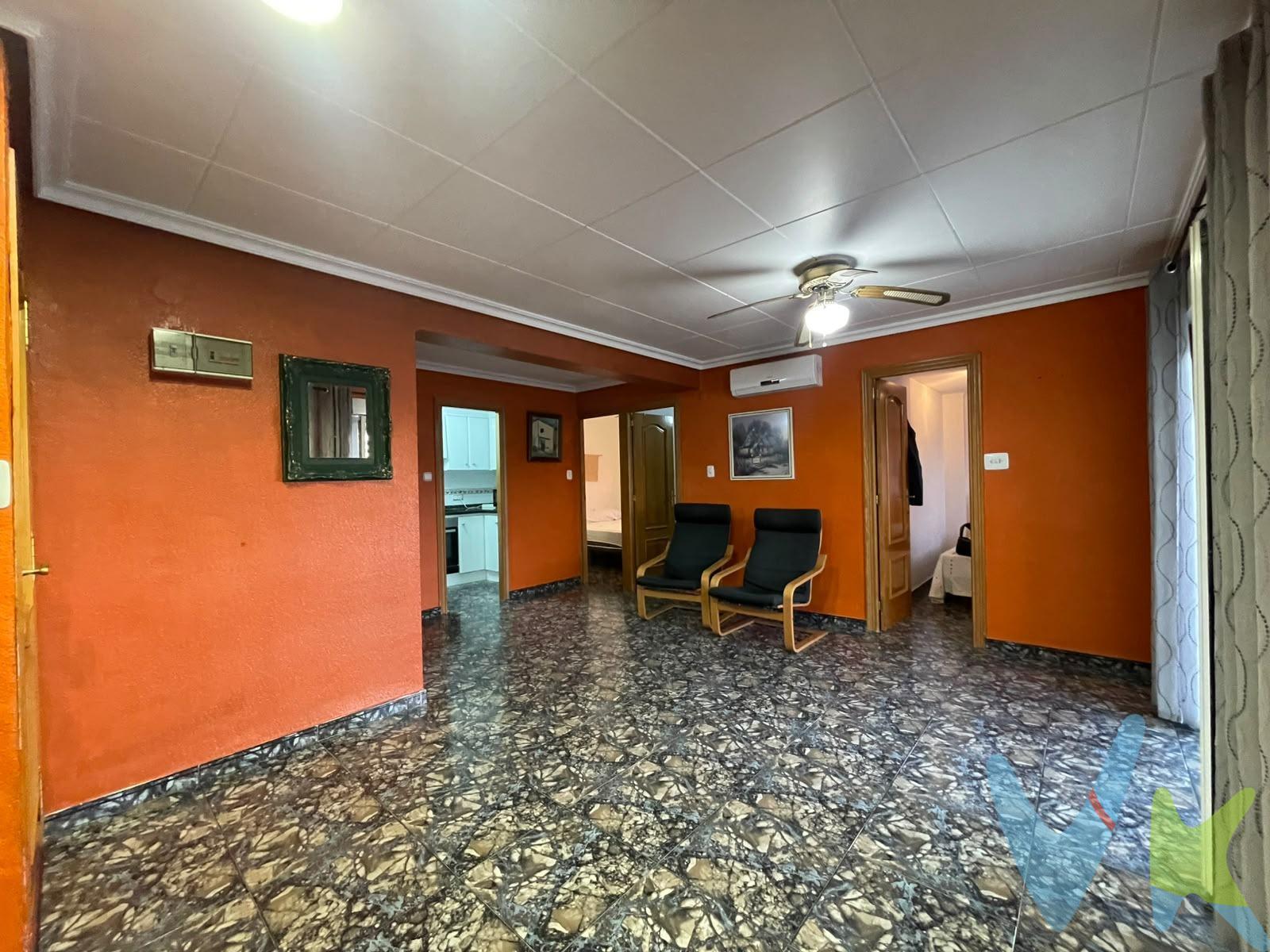 ¿Te imaginas despertar cada mañana y sentir la suave brisa marina desde tu propia casa? Este maravilloso apartamento, a la venta por solo 180.000€, te ofrece exactamente eso. Ubicado a escasos 200 metros de la playa, se encuentra en la codiciada y tranquilísima zona de Les Palmeretes, perteneciente al municipio de Sueca. Es el rincón perfecto para desconectar del estrés. diario y disfrutar de la paz que mereces. Se trata de un segundo piso sin ascensor, pero completamente exterior y muy luminoso. Al abrir la puerta, descubrirás 80 metros cuadrados excelentemente distribuidos y en muy buen estado para entrar a vivir. Te recibirá un amplio comedor bañado por luz natural, favorecido por su excelente doble orientación este-oeste. La vivienda dispone de una buena cocina independiente que conecta con una práctica galería o zona de lavadero que ha sido reformada. La zona de descanso está pensada para la comodidad de toda la familia, contando con tres habitaciones en total: dos amplias habitaciones dobles y una habitación sencilla. Además, dispone de un baño completo equipado con plato de ducha. Para garantizar tu máximo confort durante todo el año, la casa se entrega amueblada y cuenta con modernos detalles como aire acondicionado (bomba de frío y calor), aislamiento de ventanas con cristal tipo Climalit y resistentes suelos de gres. Pero, sin lugar a dudas, la joya de la corona es su espectacular balcón con vistas al mar y a un horizonte despejado. Es el espacio idílico para saborear tu desayuno al amanecer o cenar relajadamente sintiendo la brisa. Por si fuera poco, la propiedad incluye un útil trastero para guardar todos tus enseres de playa. Y si te encanta celebrar la vida rodeado de los tuyos, tendrás a tu disposición una gran terraza comunitaria ideal para organizar inolvidables barbacoas con tus amigos. ¡No dejes escapar esta oportunidad única y ven a enamorarte de la auténtica vida mediterránea!. VENTA:. PVP 180.000€. Gastos e impuestos no incluidos en el precio. La compra conlleva impuestos y gastos de formalización para el comprador. A título orientativo se informa que en segundas transmisiones el ITP con carácter general en Valencia es del 9%, pudiendo existir otros tipos impositivos atendiendo a las circunstancias personales del comprador u otras circunstancias previstas legalmente. Base imponible del impuesto el mayor valor entre el precio de compraventa, la tasación o el valor de referencia catastral. En cuanto a los gastos de notaría y registro, en su caso, suelen oscilar aprox. entre 1,5% y 2,5% (aranceles variables según precio, n.º de copias y complejidad). El comprador elige notario. Si el comprador precisase de hipoteca: tasación, condiciones y costes bancarios serán según entidad elegida por el comprador, así como los gastos de gestoría, y cualesquiera otros gastos inherentes a la formalización de la compraventa que legalmente correspondan a la parte compradora, salvo pacto expreso en contrario con el vendedor. El consumidor tiene, conforme a la normativa vigente, a su disposición información y documentación adicional relativa al inmueble y condiciones de la compraventa, que podrá ser consultada en C/Joaquín Costa 4, bajo 46005 Valencia o urbe2@remax.es. Honorarios de mediación inmobiliaria a cargo del COMPRADOR: (3% del precio final de venta más IVA (21%), salvo otro pacto.); y de VENDEDOR (según acuerdo con el mismo). Se informa al consumidor que la agencia actúa como intermediaria inmobiliaria en la operación, estando cualquier eventual compraventa y sus condiciones sujeta a la aceptación expresa del propietario-vendedor y a la posterior formalización del correspondiente contrato.